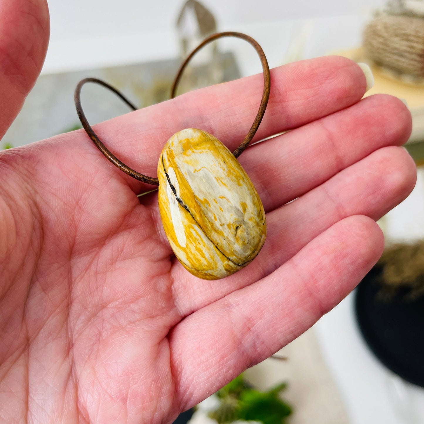 Versteinertes Holz, Anhänger, 33 x 23 x 10 mm, gebohrt, am Lederband