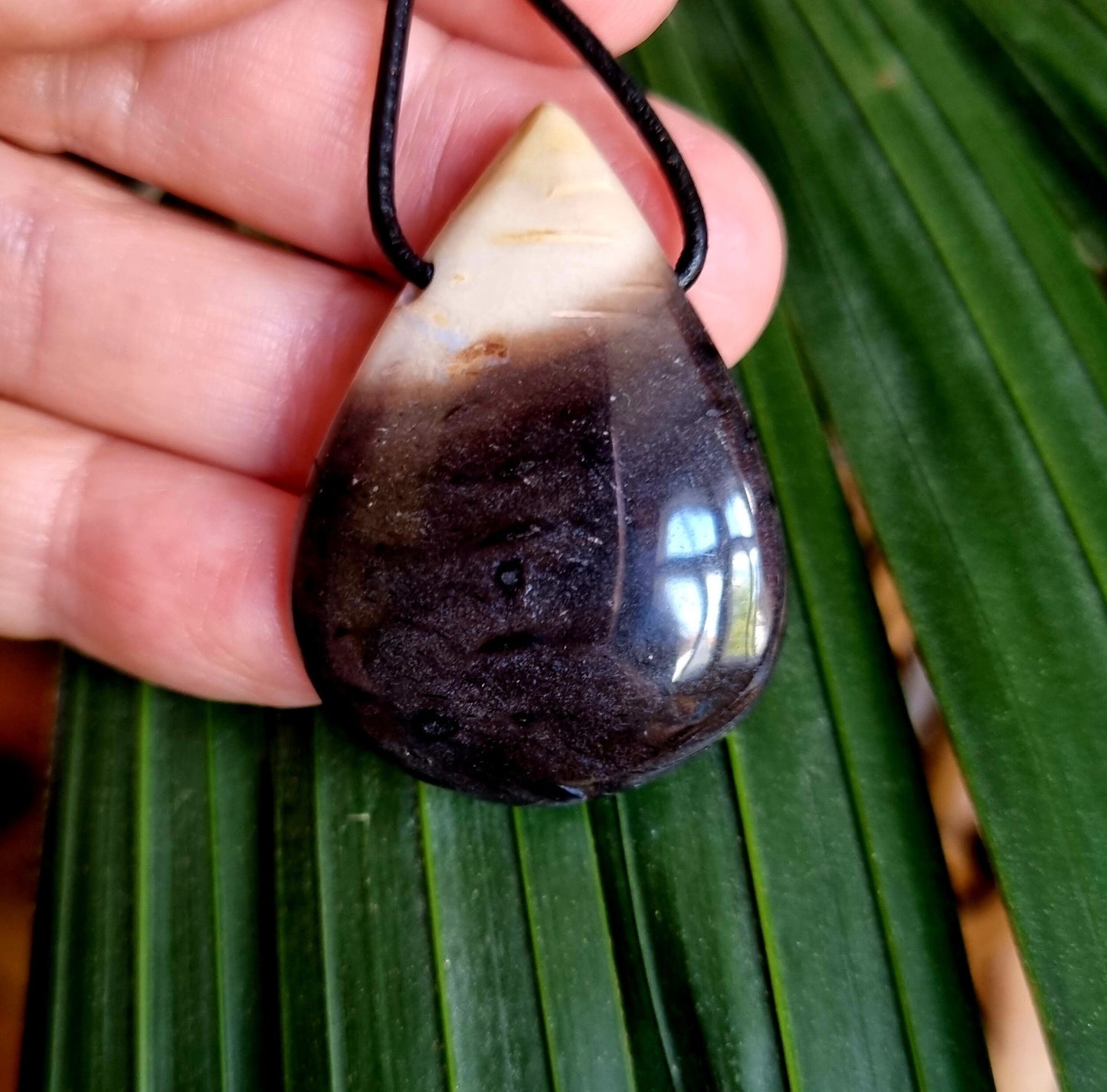 versteinertes Palmholz, fossiler Schmuck Anhänger, 40 x 30 x 6 mm, gebohrt, am Lederband