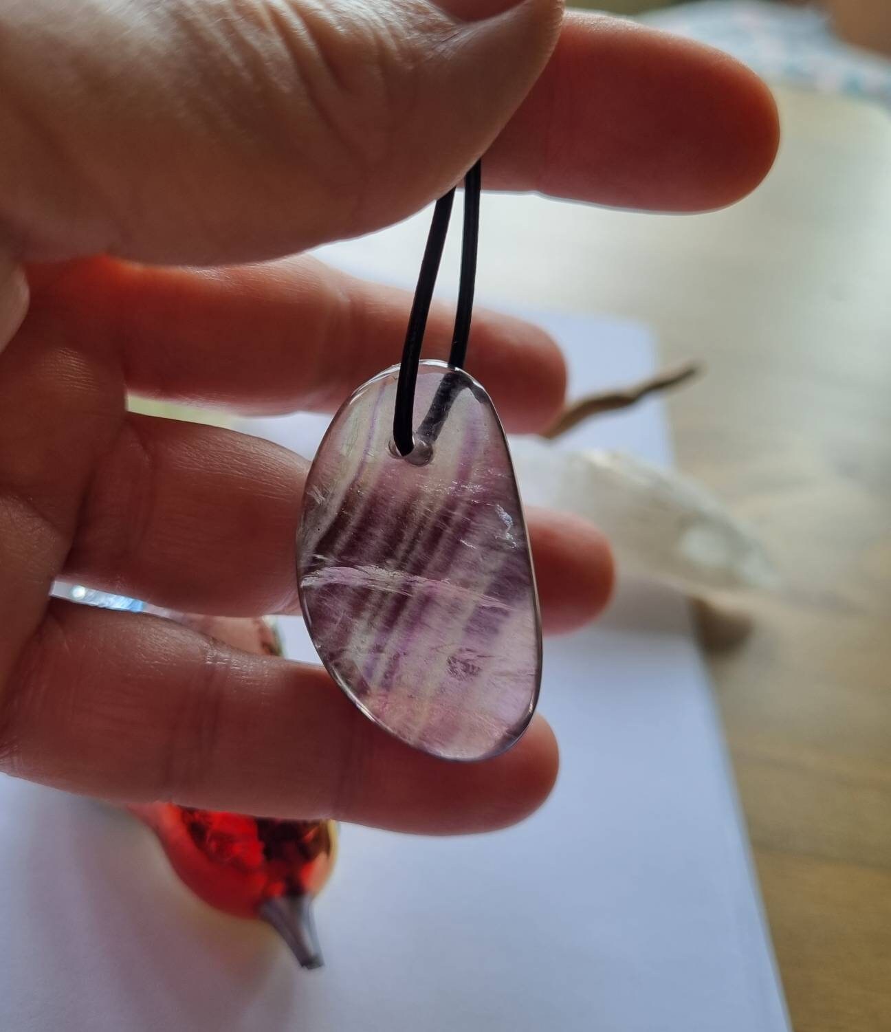 Regenbogen Fluorit, Feenstein, Anhänger, 37 x 22 x 8 mm, gebohrt, am Lederband