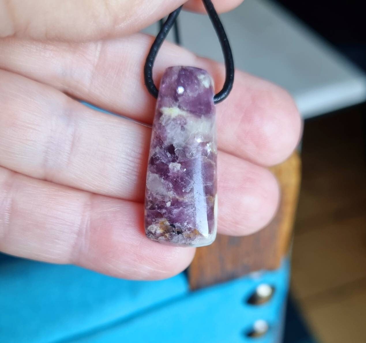 Lepidolith in Quarz, Lepidolite, Stäbchen, Anhänger, 32 x 14 x 6 mm, gebohrt, am Lederband