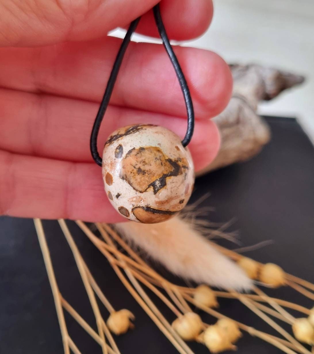 Leopardith, Onkolith, Anhänger, 23 x 21 x 19 mm, gebohrt, am Lederband