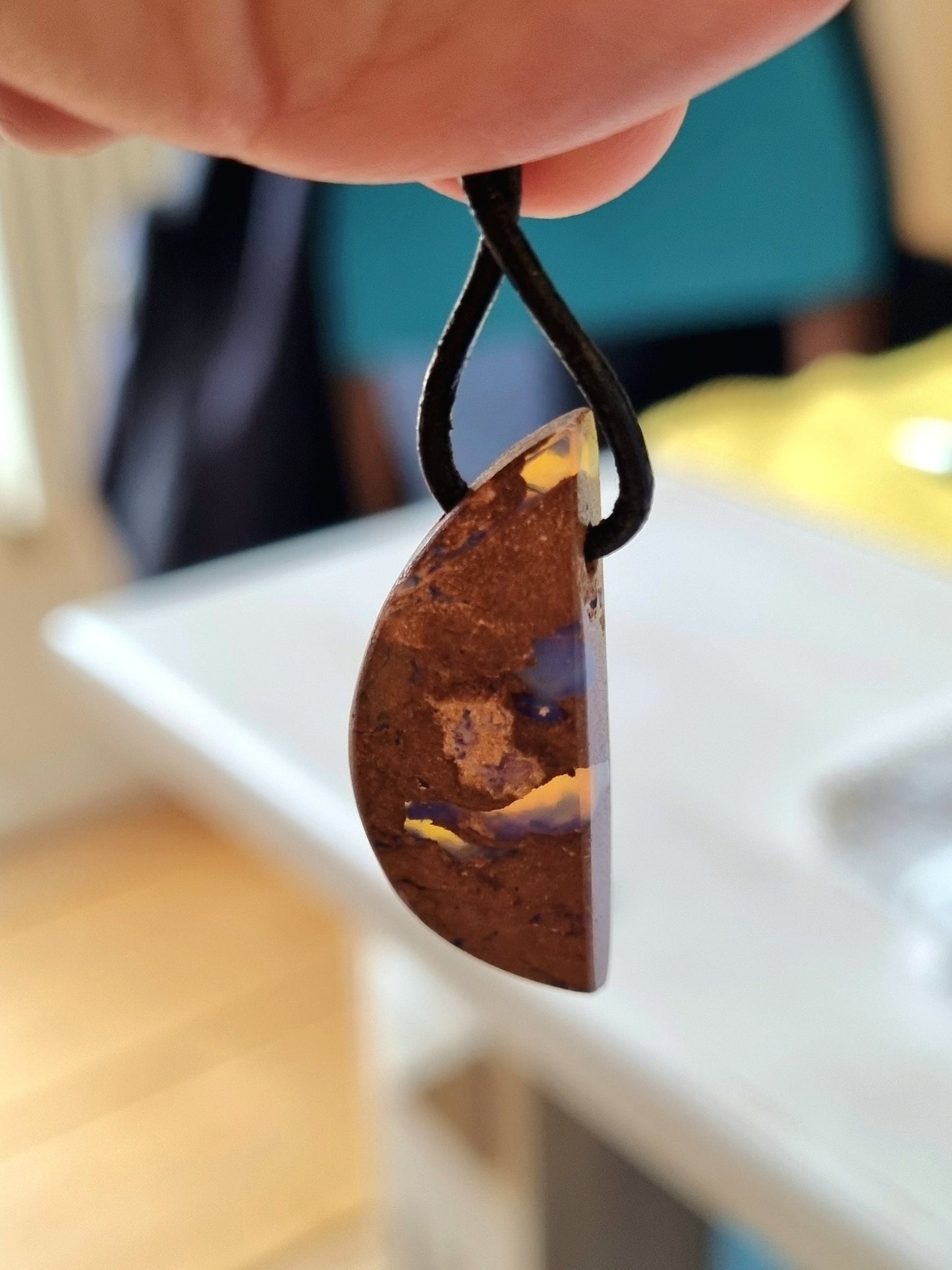 Boulder Opal, Boulderopal Anhänger, "Magic of Patagonia"", 30 x 14 x 6 mm, gebohrt, am Lederband, beidseitig tragbar