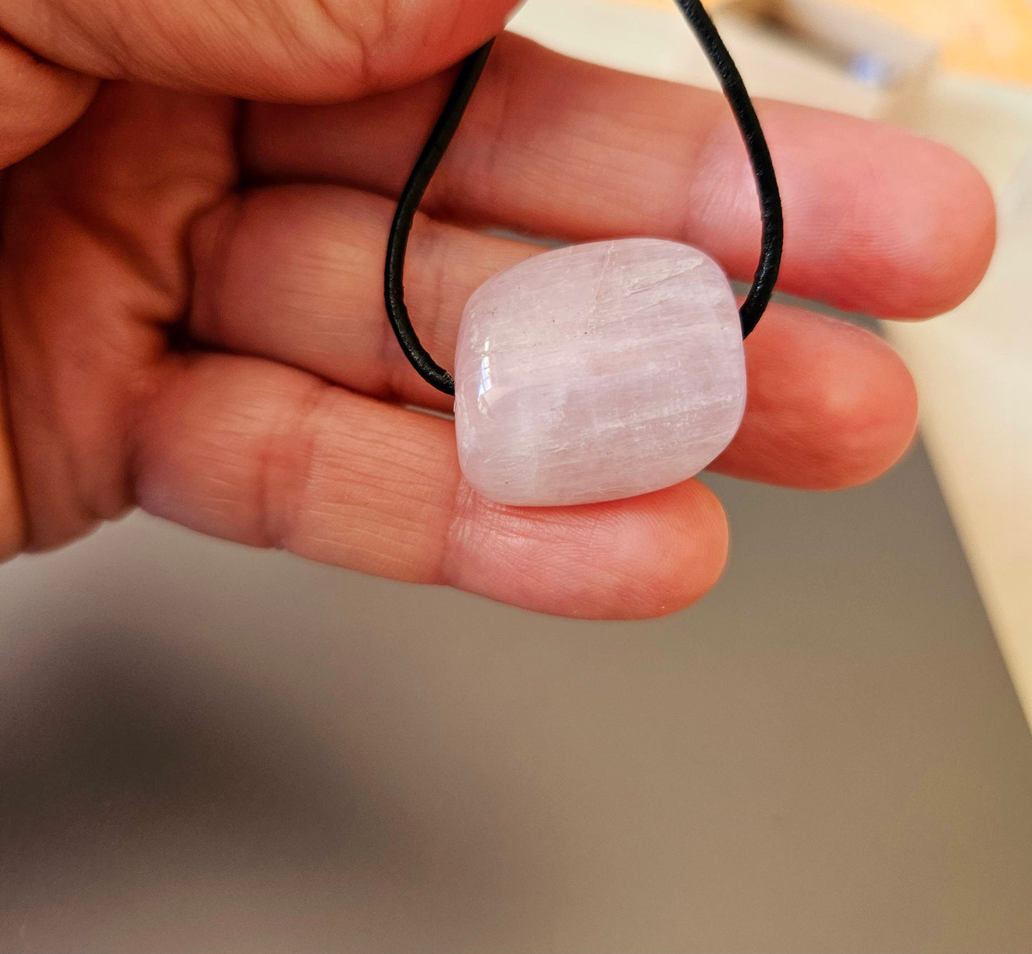 Kunzit Kristall, Anhänger, 22 x 25 x 10 mm, gebohrt, am Lederband