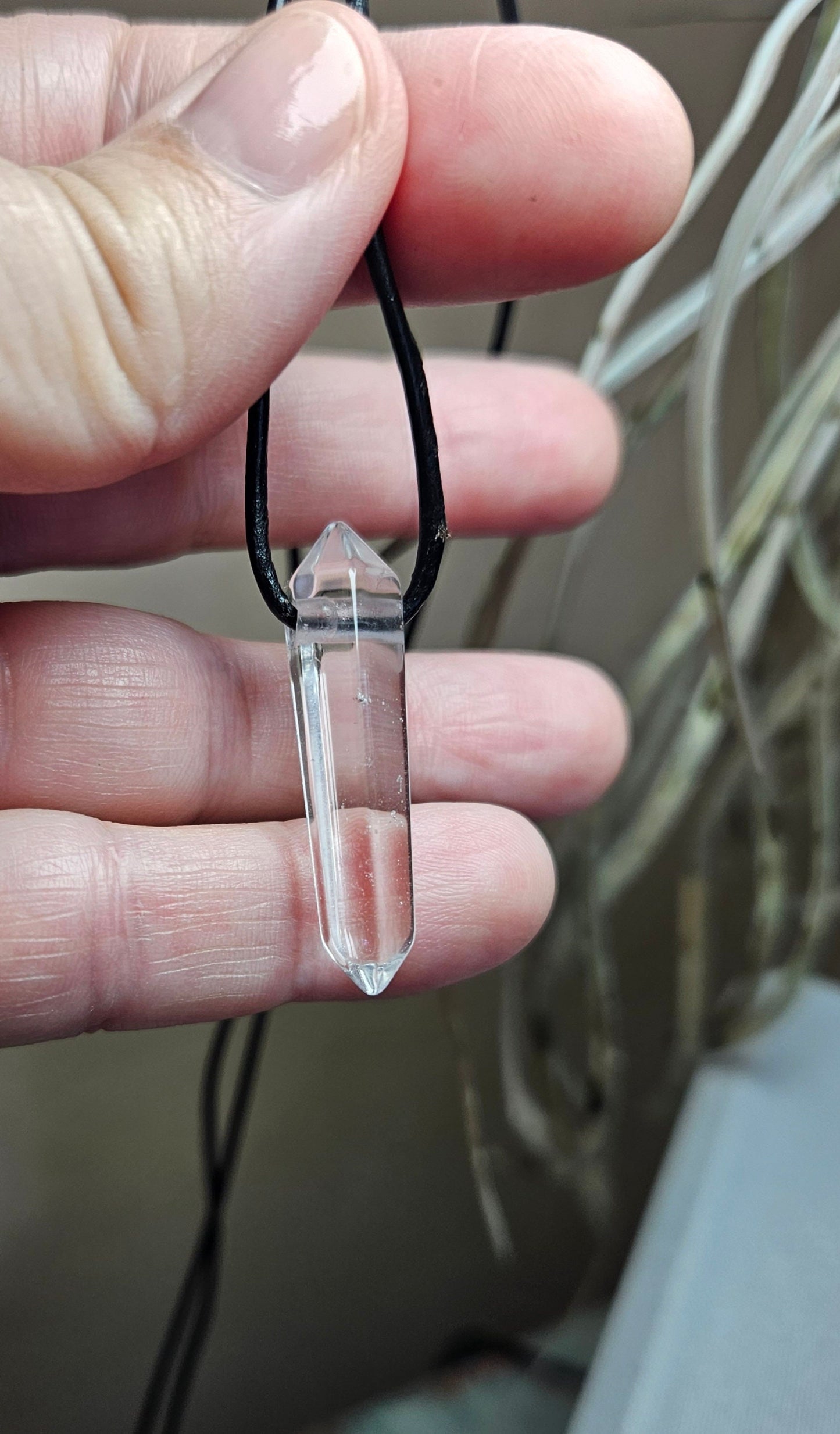 Bergkristall Spitze Anhänger, 35 x 8 x 8 mm, gebohrt, an verstellbarem Lederband
