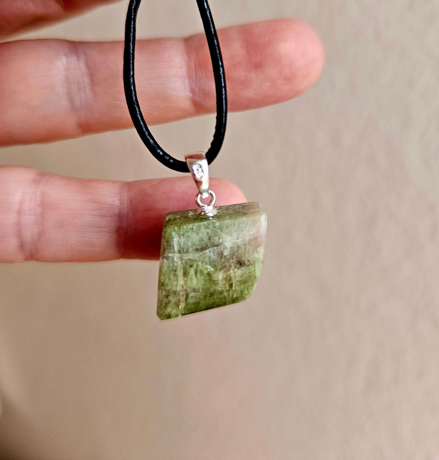 Bezaubernder Wassermelonenturmalin Stäbchen Rohstein,an 925er Silberöse, an verstellbarem Lederband