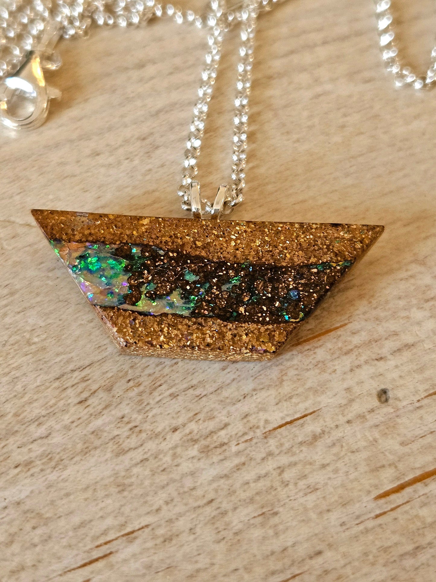 Opalisierter Holzopal Boulder Opal" Schiffchen auf dem blauen Meer", Anhänger, an 925er SilberÖse, an 925er Silber Erbskette