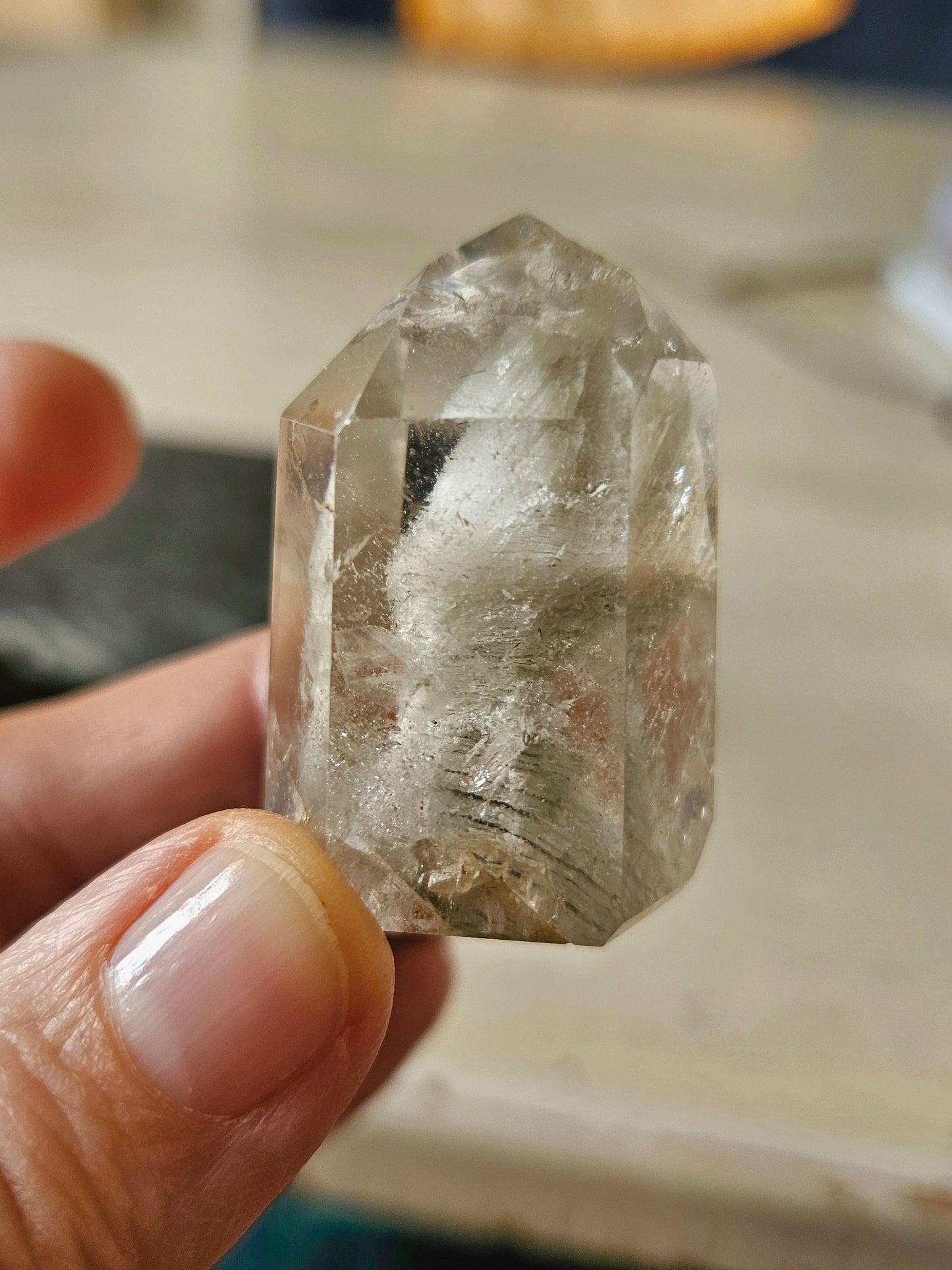 Traumhafter, magischer Phantomquarz, Schamanenstein, Lodolith, Sammlerstein, Kristall im Kristall, Rohstein, 39 x 23 x 22 mm