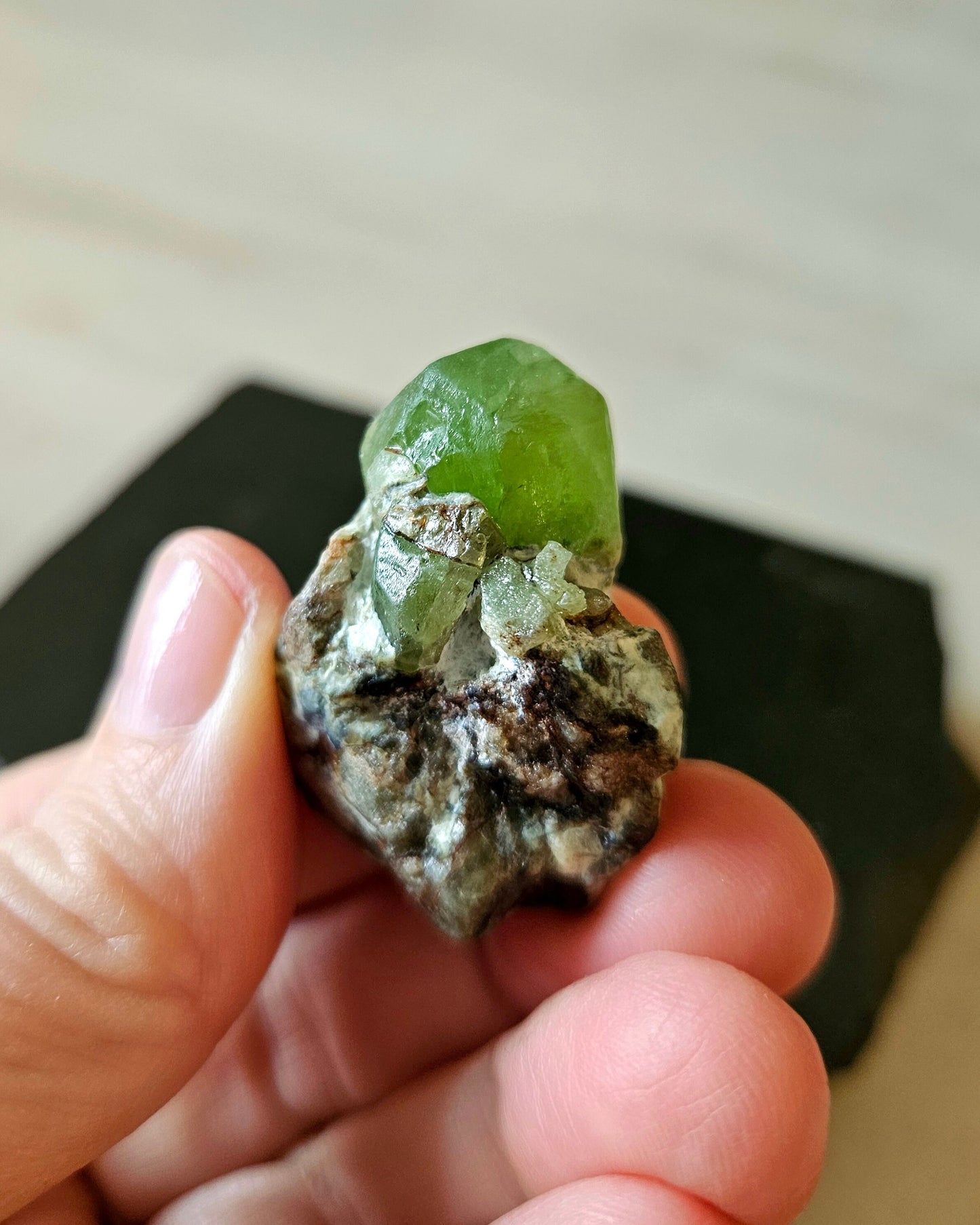 Peridot, Olivin, Stufe Rohstein, Kristall, Heilstein, Sammlerstein, 40 x 32 x 20 mm, 23,71 g., 118,60 ct.