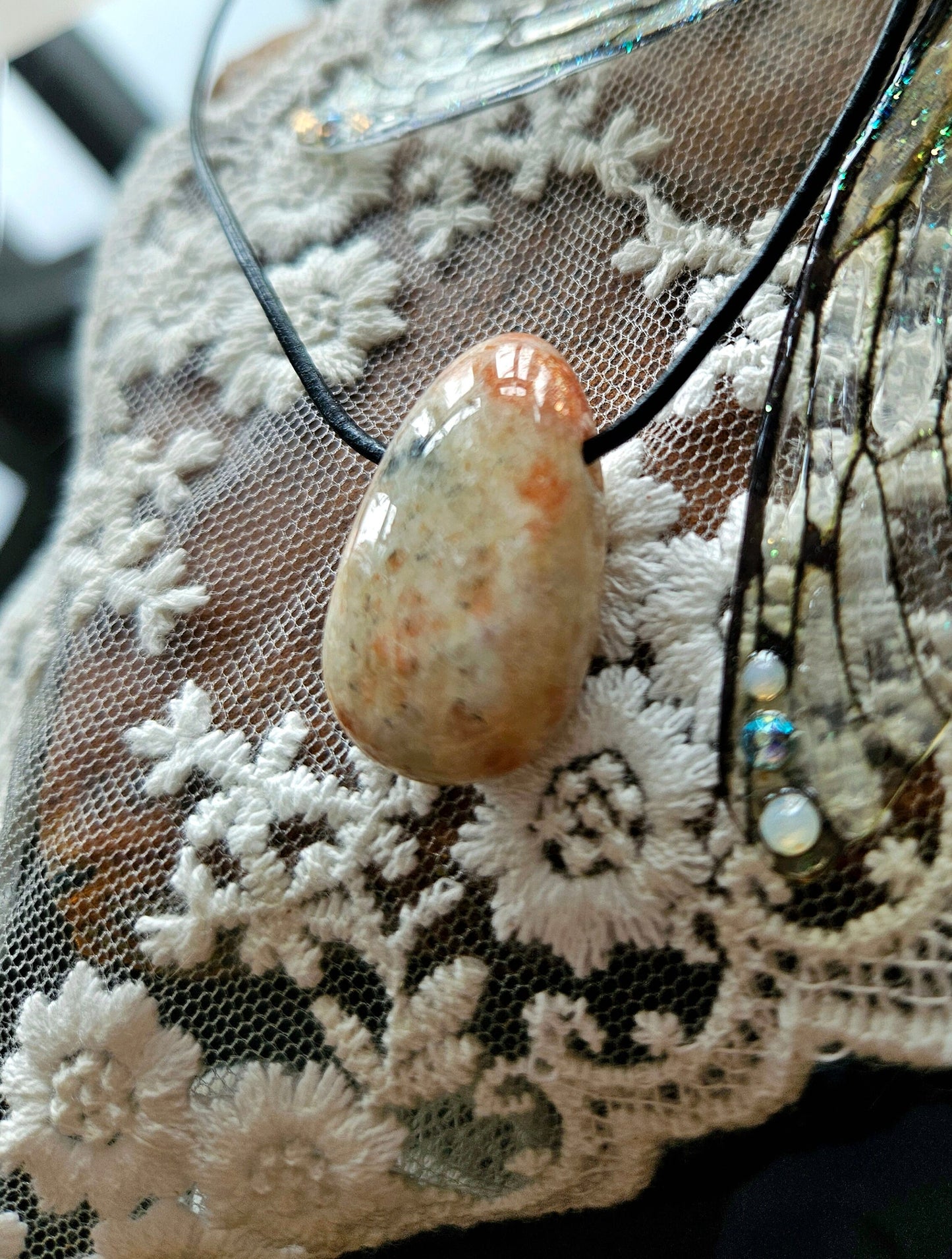 Sonnenstein Anhänger, 30 x 18 x 9 mm, gebohrt, an verstellbarem Lederband