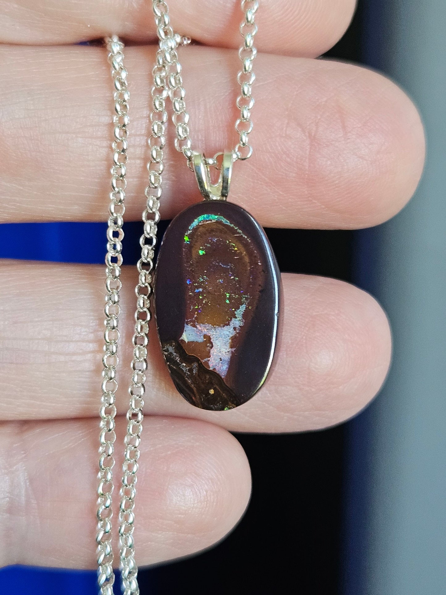 Boulder Opal "Live and Peace", Anhänger, an 925er SilberÖse, an 925er Silber Erbskette, Yowah Koroit Opal