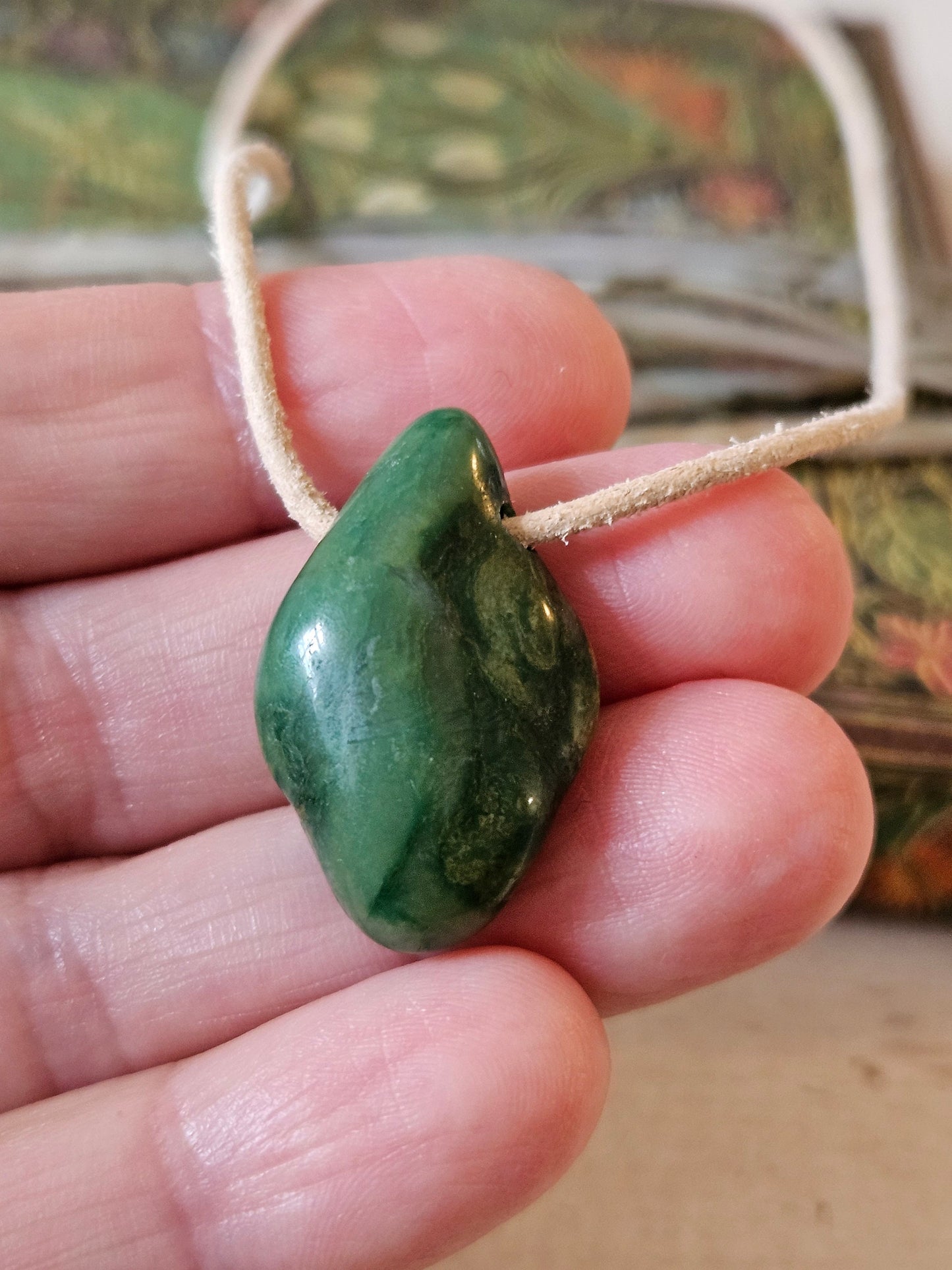 Budstone Prasem Jade Anhänger, 30 x 18 x 10 mm, gebohrt, an verstellbarem Lederband