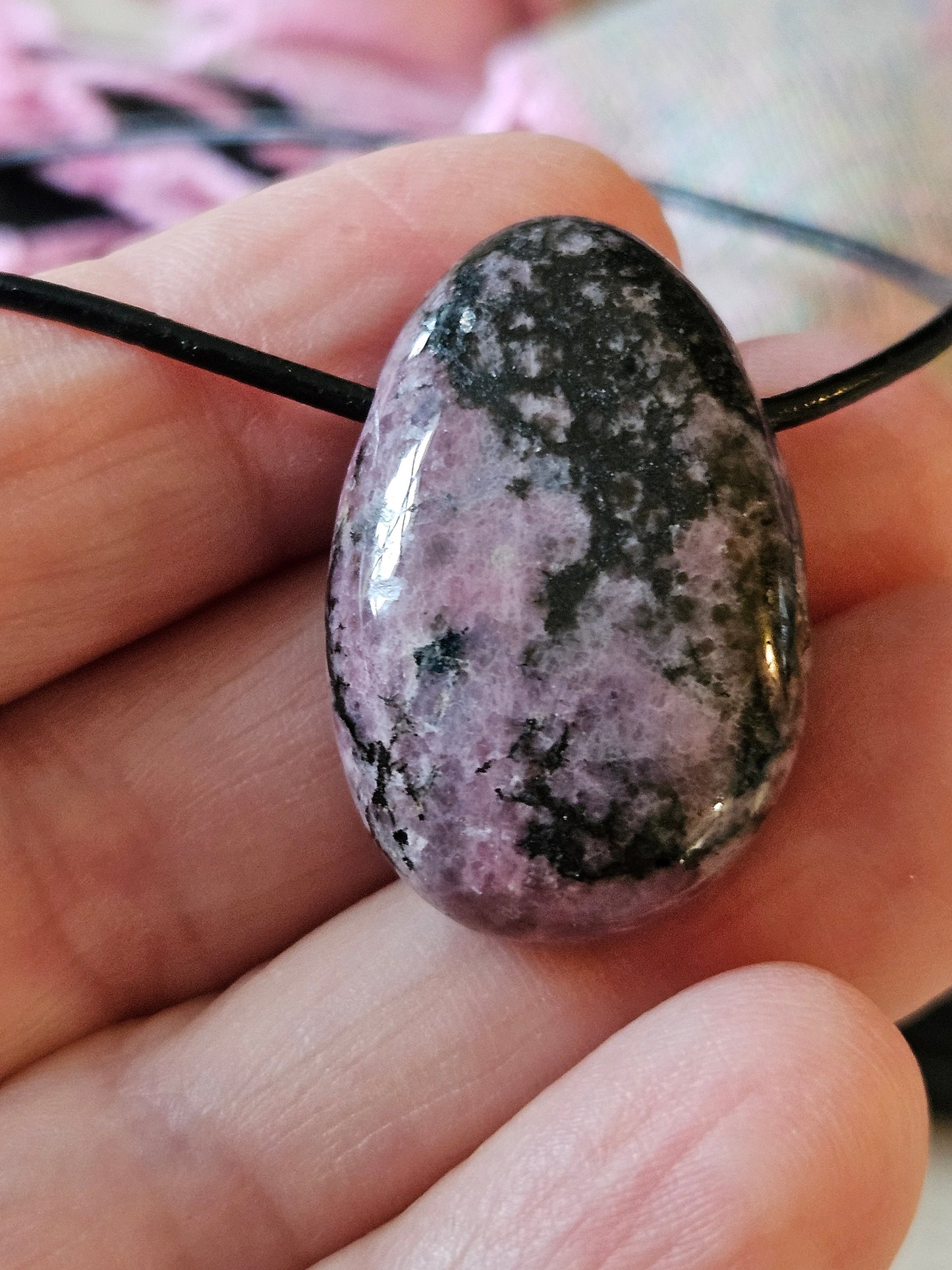 Hübscher Rhodonit, Anhänger, 30 x 19 x 10 mm, gebohrt, an verstellbarem Lederband