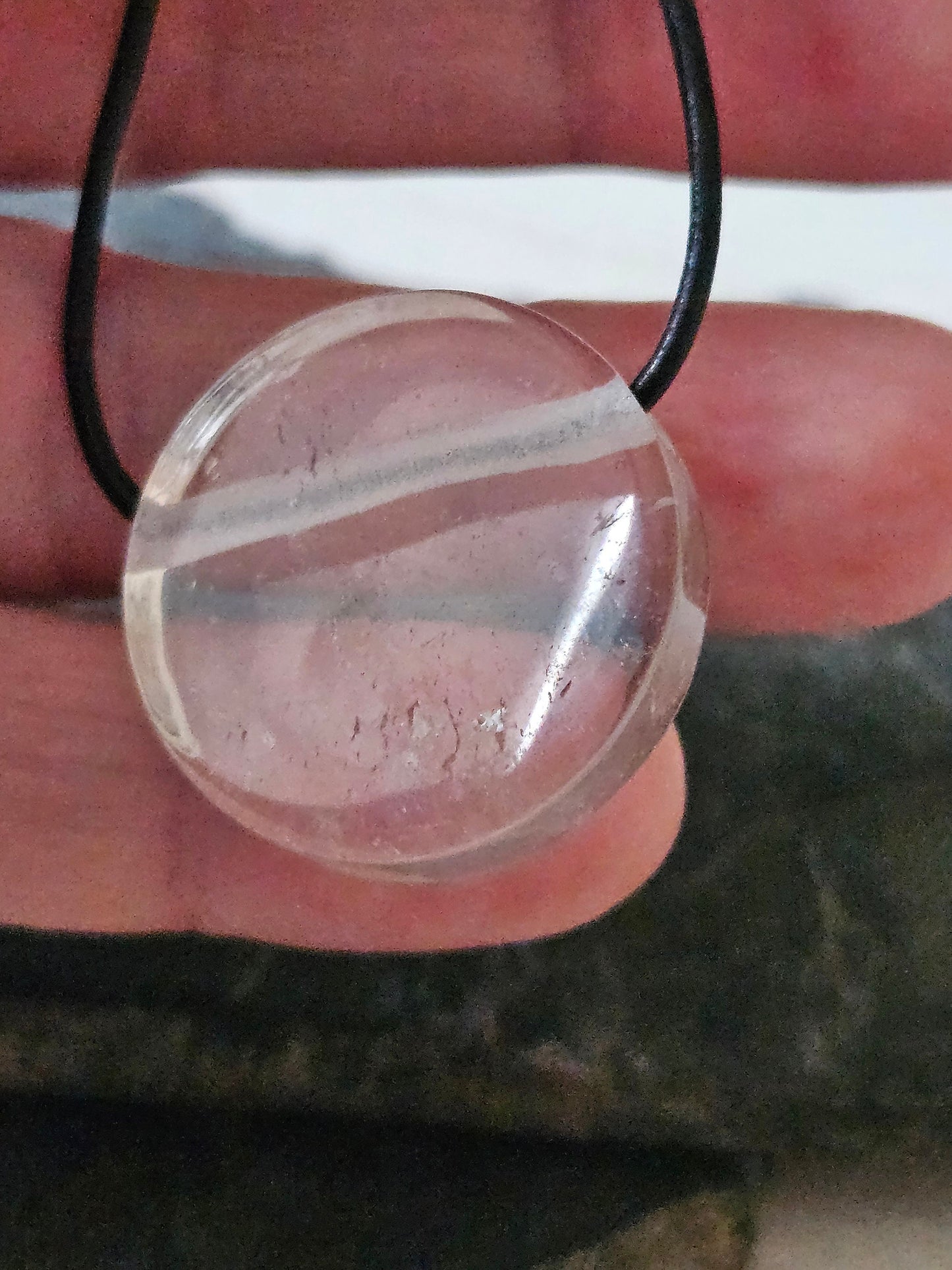 Bergkristall Anhänger Scheibe , 25 x 25 x 8 mm, gebohrt, an verstellbarem Lederband