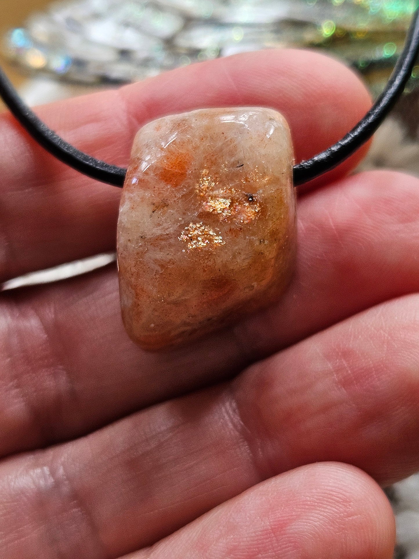 Sonnenstein Anhänger, 28 x 18 x 15 mm, gebohrt, an verstellbarem Lederband