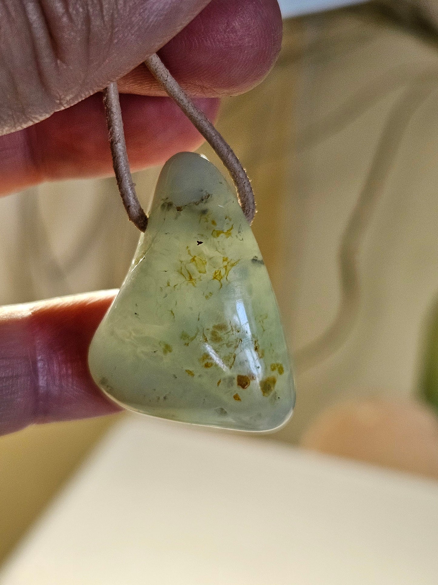 Hübscher Chrysopras Anhänger 35 x 25 x 18 mm, gebohrt, an verstellbarem Lederband