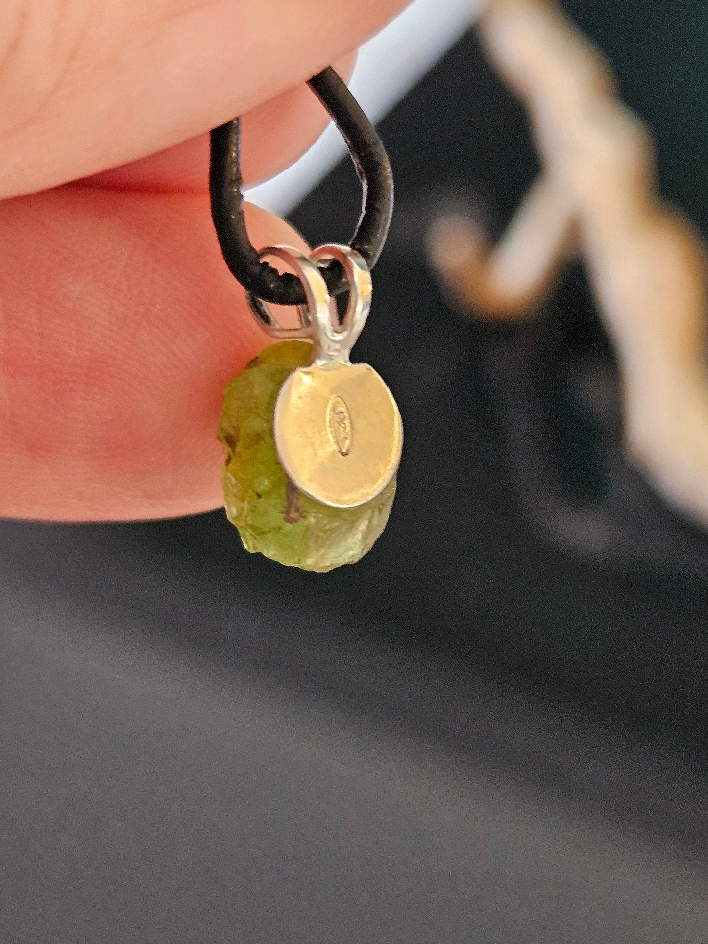 Peridot Nugget Olivin, Kristall, mini Anhänger, 14 x 7 x 8 mm , gebohrt, am Lederband, an 925er Silber Öse, an verstellbarem Lederband