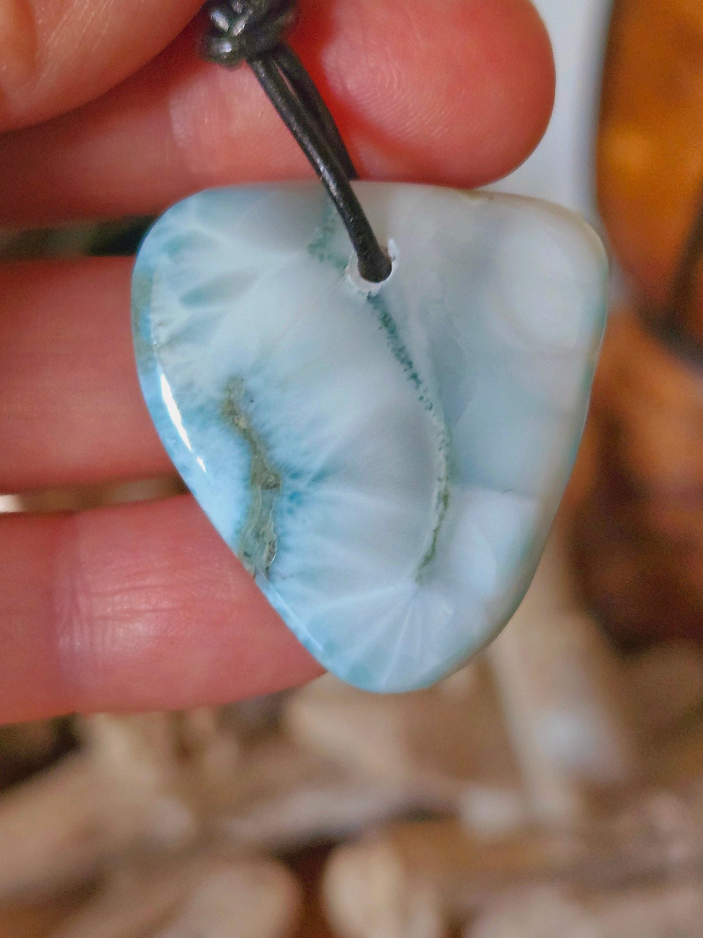 Hübscher großer Larimar, Stein aus Atlantis, Anhänger, 35 x 31 x 8 mm, gebohrt, Larimar Anhänger, Larimar am Lederband 11,93 g, 59,65 ct.