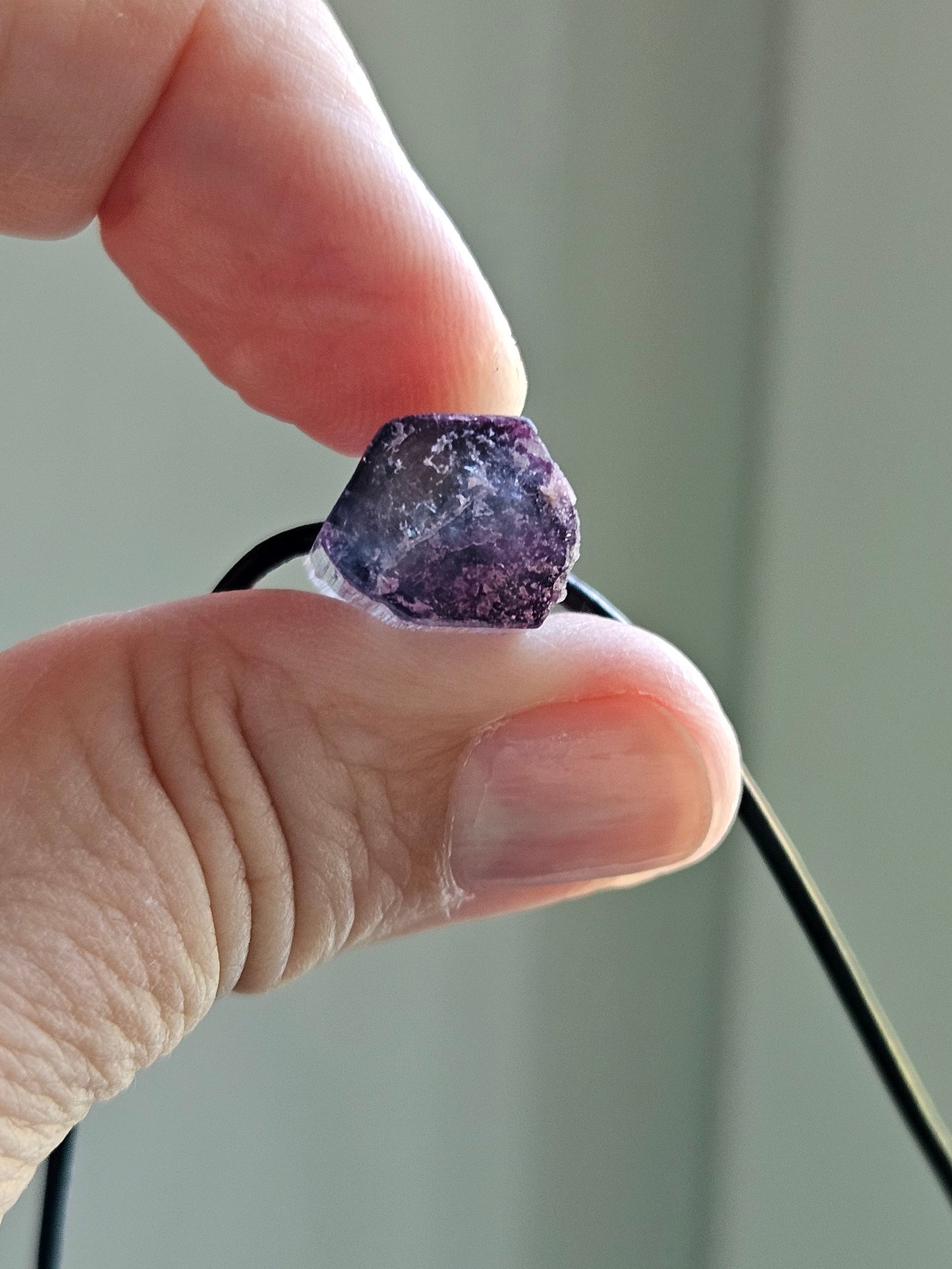 Bezaubernder Bicolor Turmalin rosa violett grau graublau Turmalin, Rubellit Rohstein Stäbchen Anhänger, gebohrt, an verstellbarem Lederband