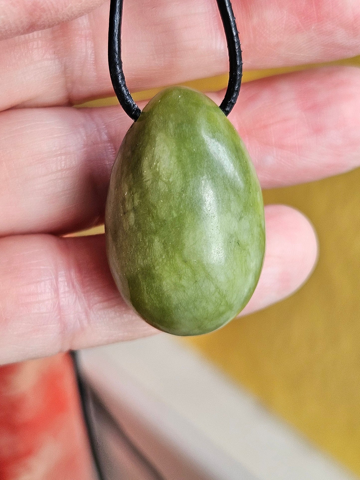 Jade Burma Jade China Jade, Serpentin Jade Ei Anhänger, 33 x 23 x 23 mm, an verstellbarem Lederband