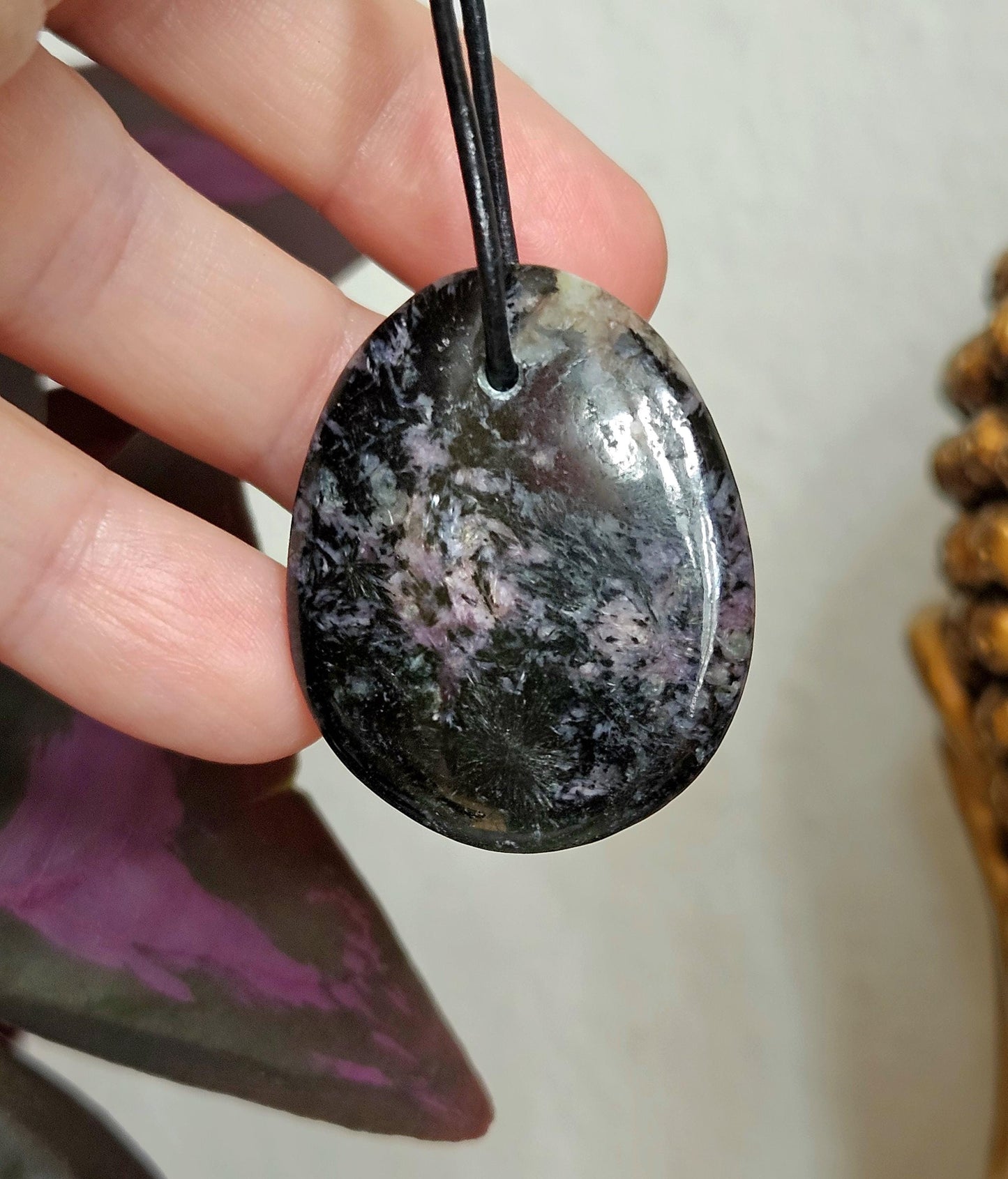 Rhodonit Anhänger, 36 x 30 x 5 mm, gebohrt, an verstellbarem Lederband