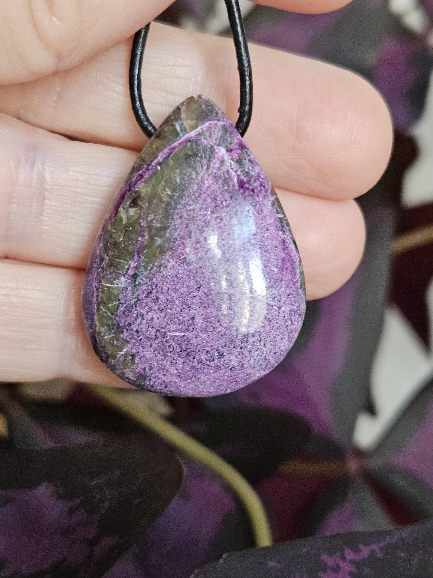 Seltener Stichtit Anhänger 35 x 26 x 9 mm, gebohrt, an verstellbarem Lederband