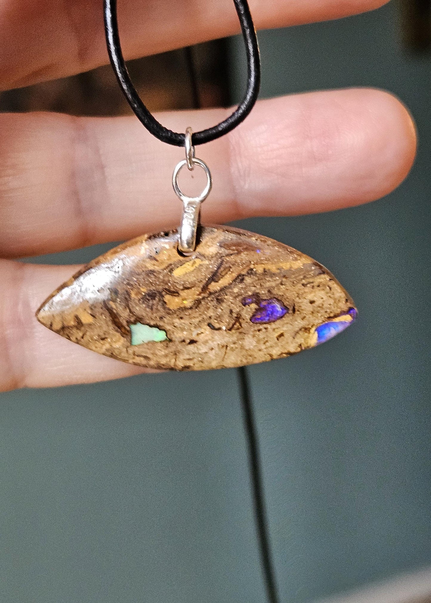 Boulder Opal Boulderopal Anhänger, "Big Fish", gebohrt, an 925er SilberÖse, an verstellbarem Lederband