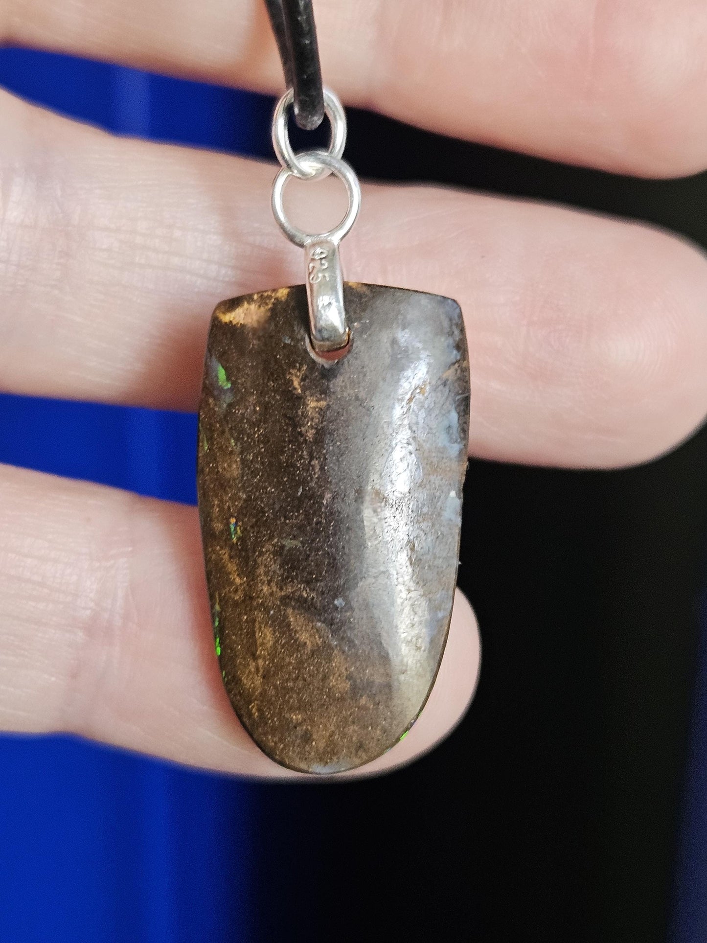 Boulder Opal Boulderopal Anhänger, "Magisches Schutzschild", gebohrt, an 925er SilberÖse, an verstellbarem Lederband