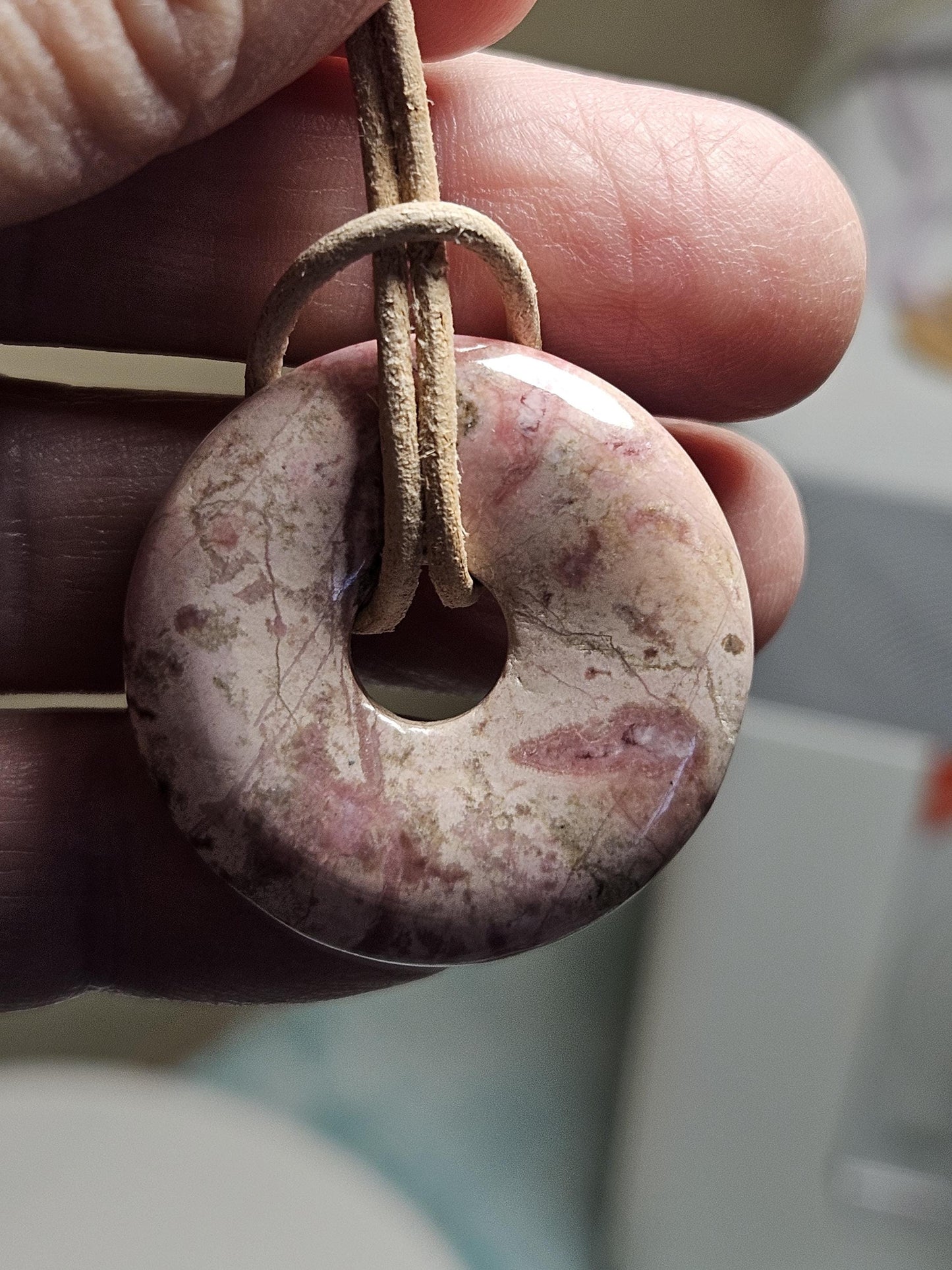 Rhodochrosit Donut Anhänger, 30 x 6 mm, an verstellbarem Lederband