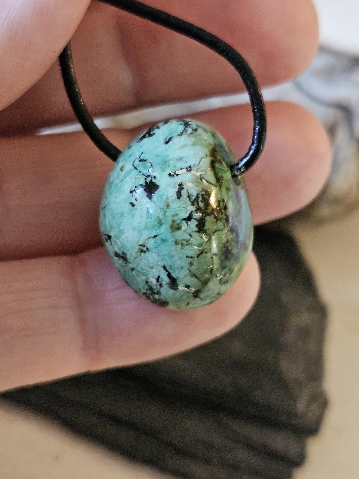 Türkis grün Nugget Anhänger, 23 x 17 x 15 mm, gebohrt, an verstellbarem Lederband