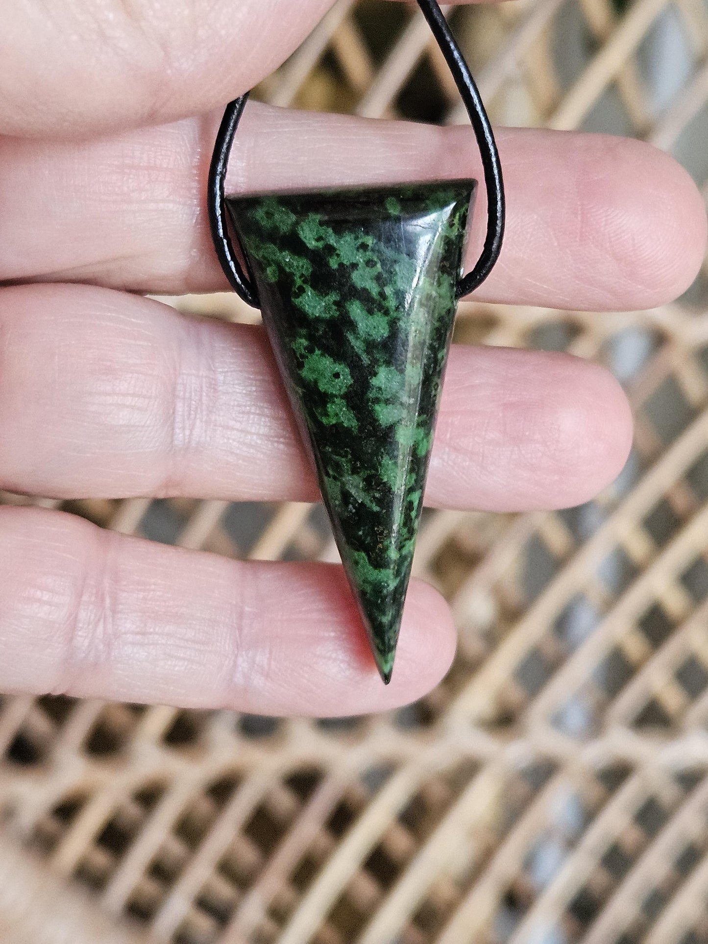 Jade Jadeit Omphacit Maw Sit Sit Jade Italien Anhänger, 45 x 22 x 8 mm, gebohrt, an verstellbarem Lederband