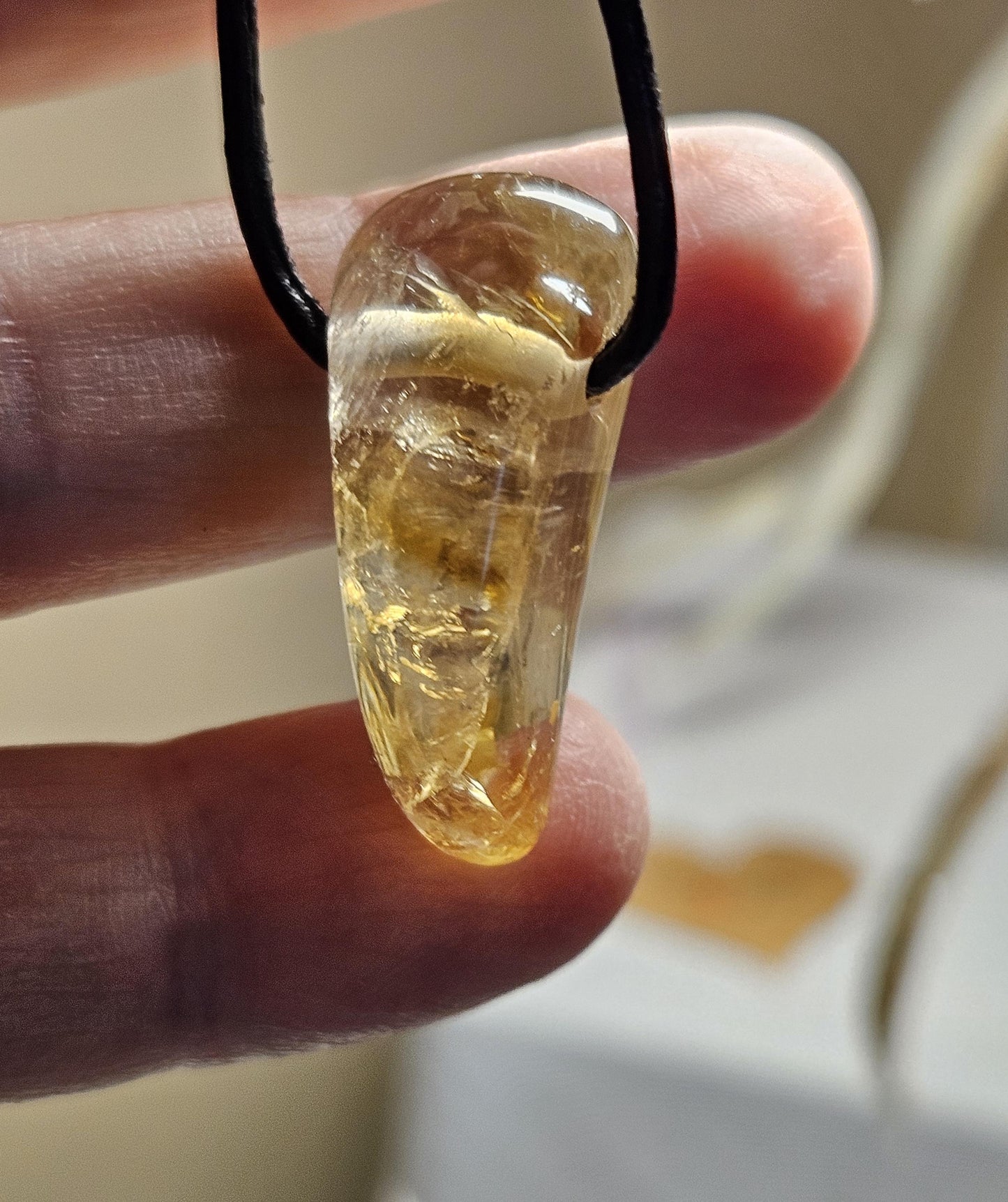 Golden Healer, Bergkristall mit Citrin, 29 x 15 x 12 mm, gebohrt, an verstellbarem Lederband