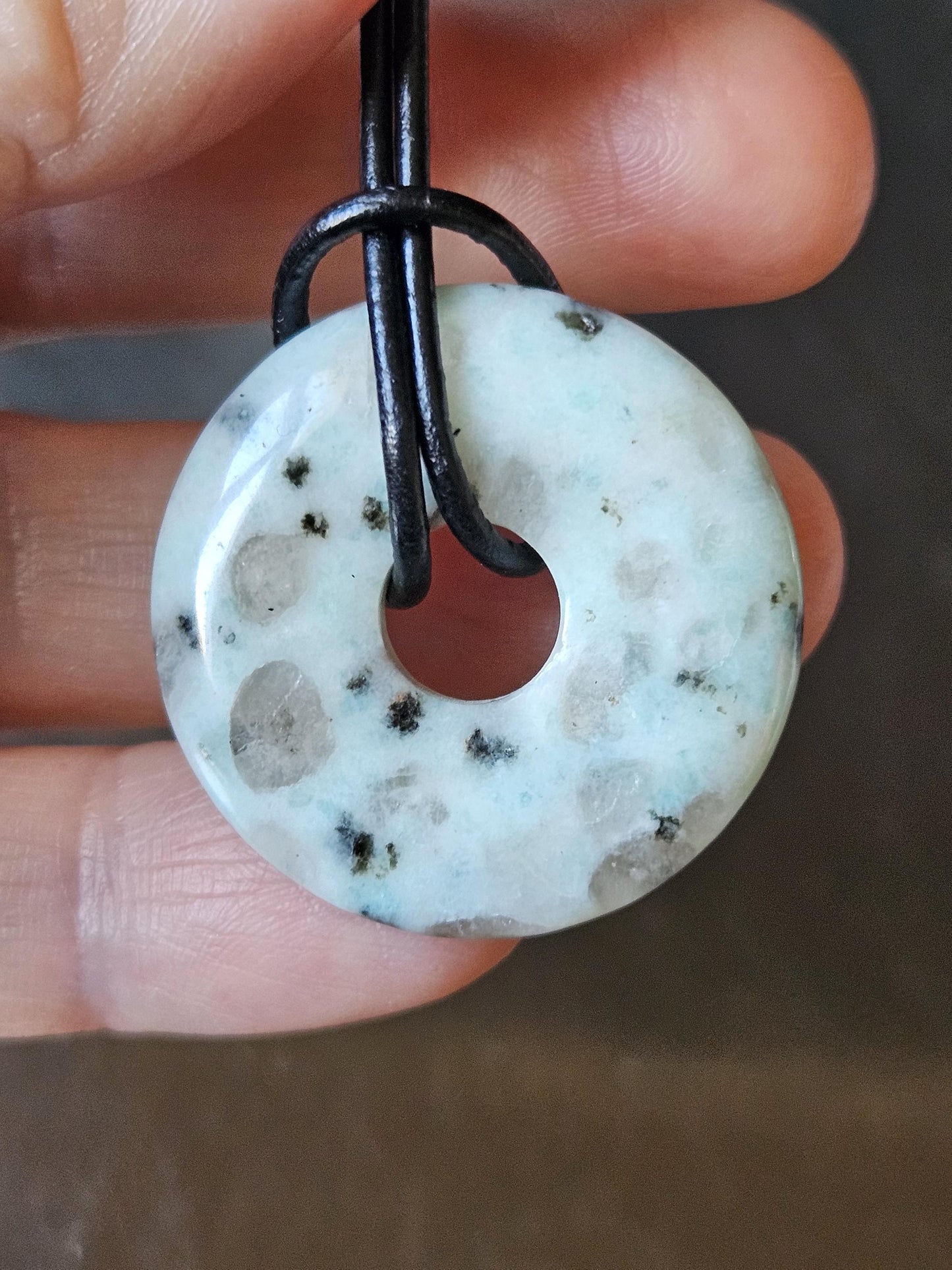 Cuprit Chrysocoll Kiwi Jaspis Kiwi Stein Donut Anhänger, 31 x 6 mm, an verstellbarem Lederband