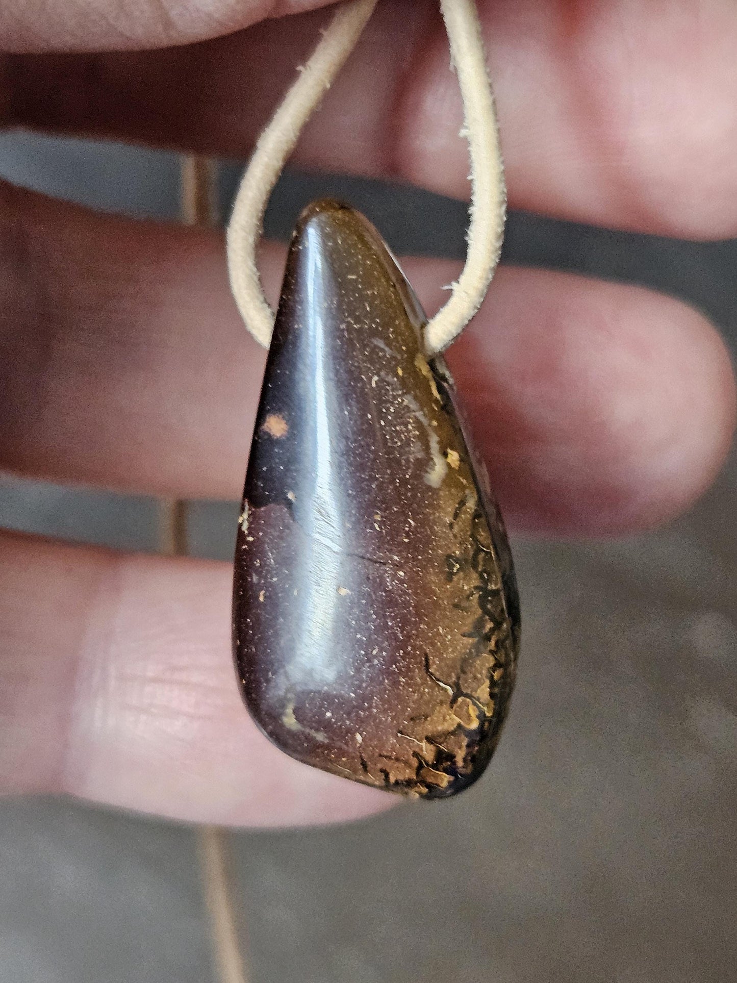 Boulder Opal Boulderopal Anhänger KoroitOpal, "Eigene Wege", 31 x 15 x 8 mm, gebohrt, an verstellbarem Lederband