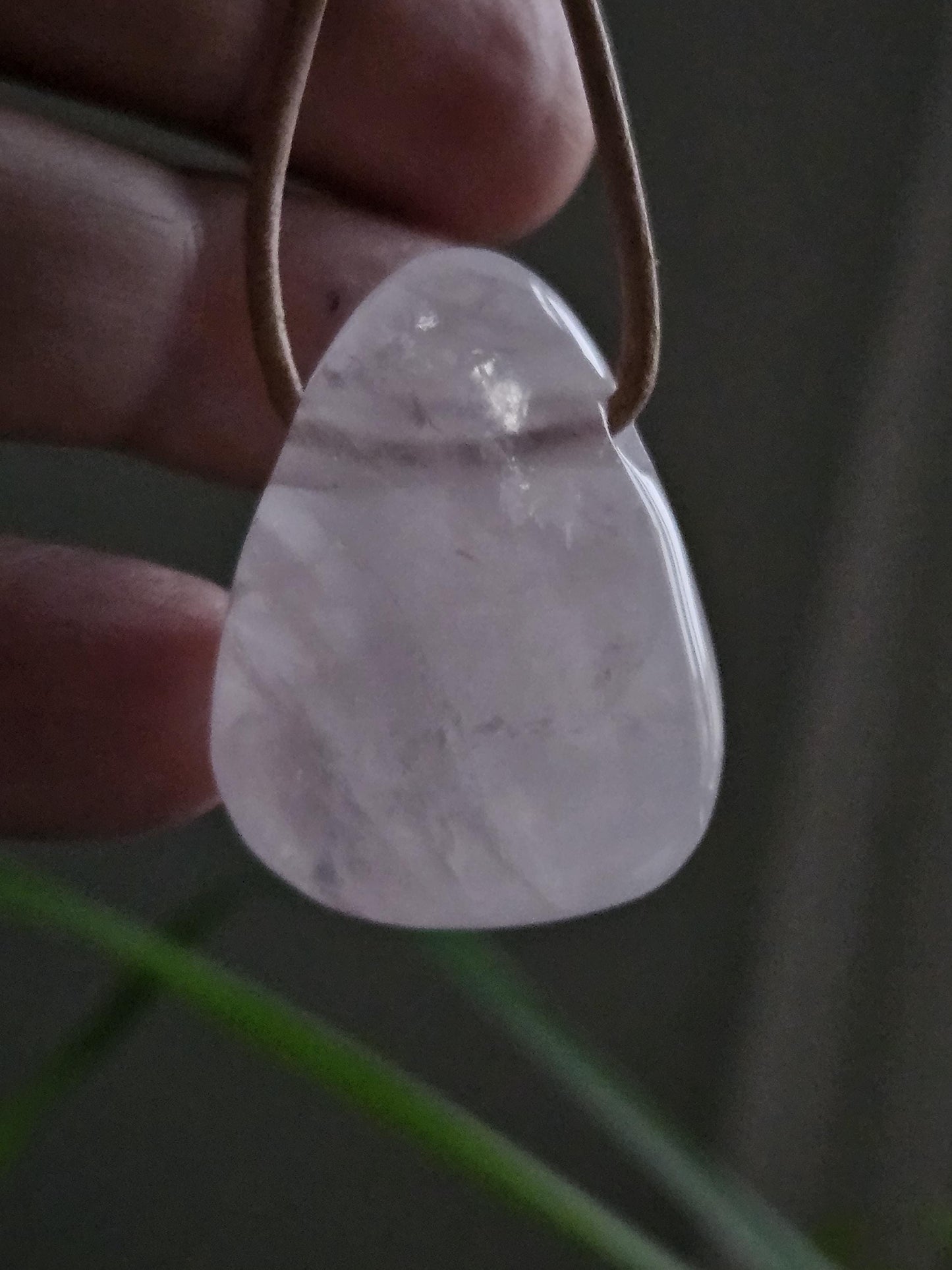 Rosenquarz Anhänger, 33 x 25 x 11 mm, gebohrt, an verstellbarem Lederband