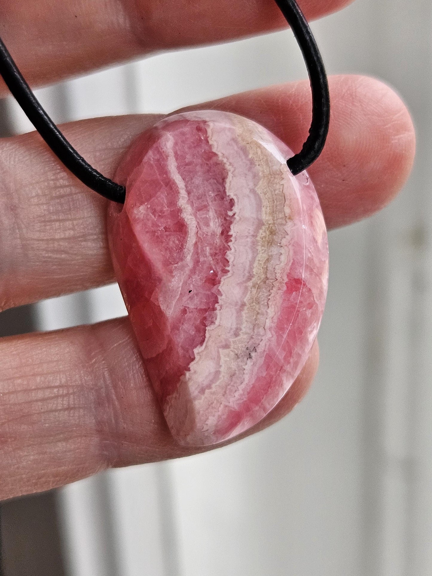 Großer Rhodochrosit Anhänger, 33 x 22 x 8 mm, gebohrt, an verstellbarem Lederband, Unikat Rhodochrosite