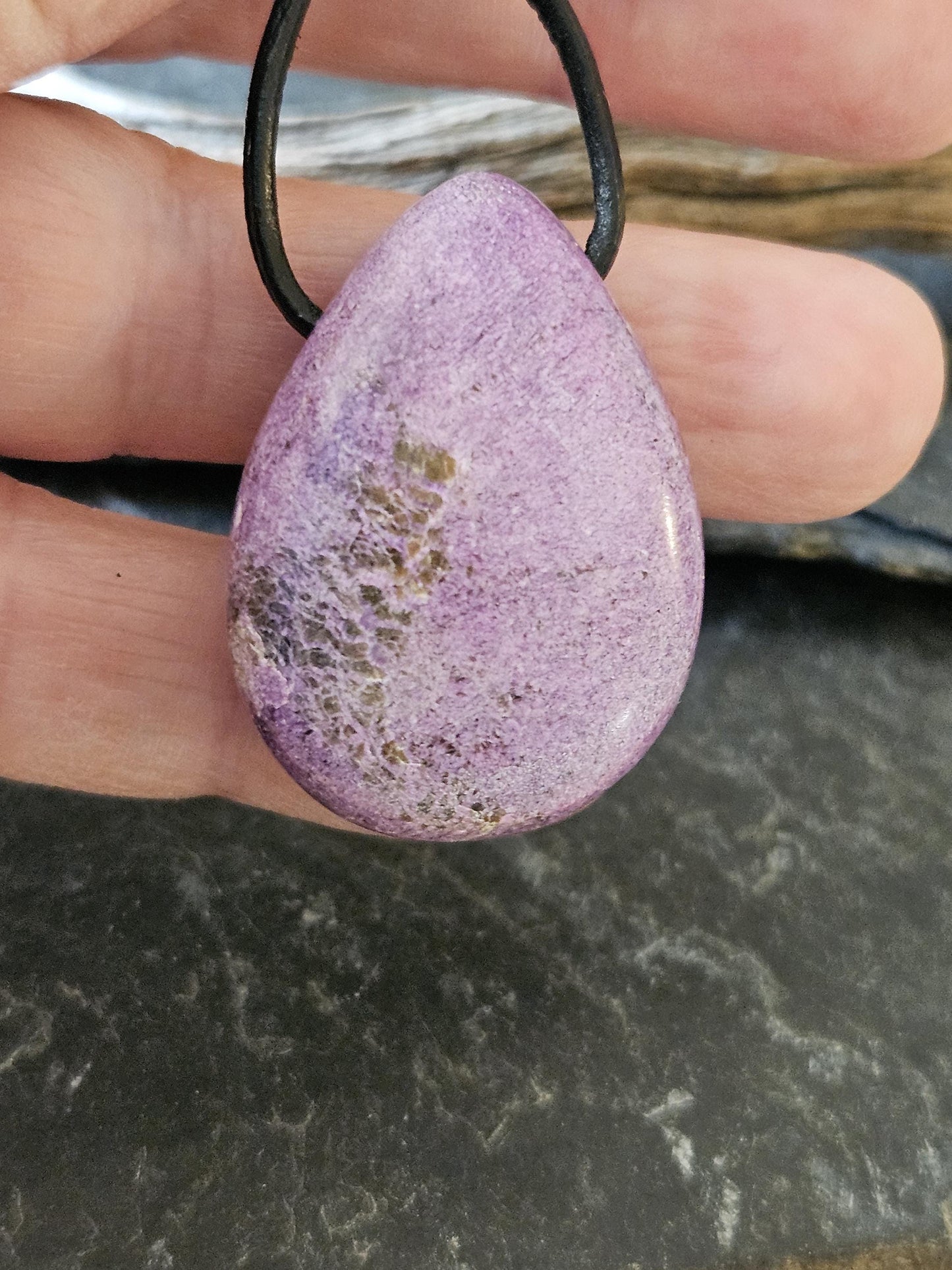 seltener Stichtit, 30 x 25 x 10 mm, gebohrt, am Lederband