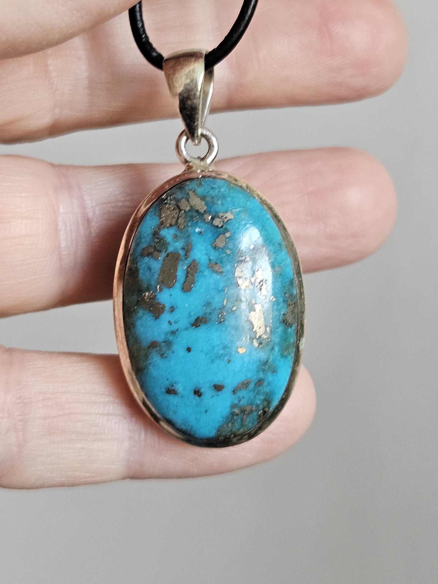 Kostbarer traumhafter Türkis Stein 925er Silber Anhänger, 43 x 22 x 9 mm, gebohrt, an verstellbarem Lederband