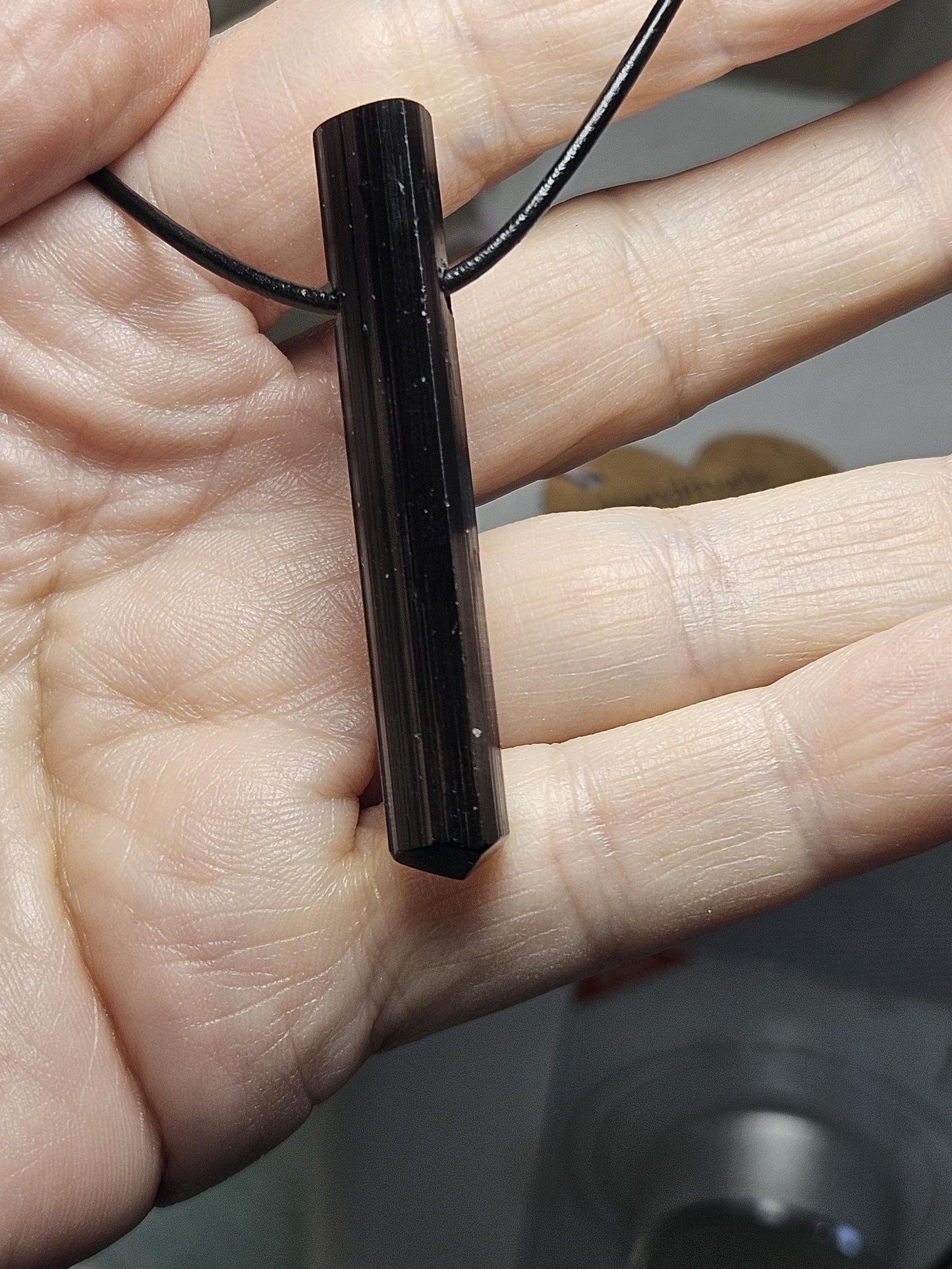 Grosser schwarzer Turmalin Schörl, roh belassen, Oberkante geschliffen, 53 x 9 x 8 mm, gebohrt, an verstellbarem Lederband