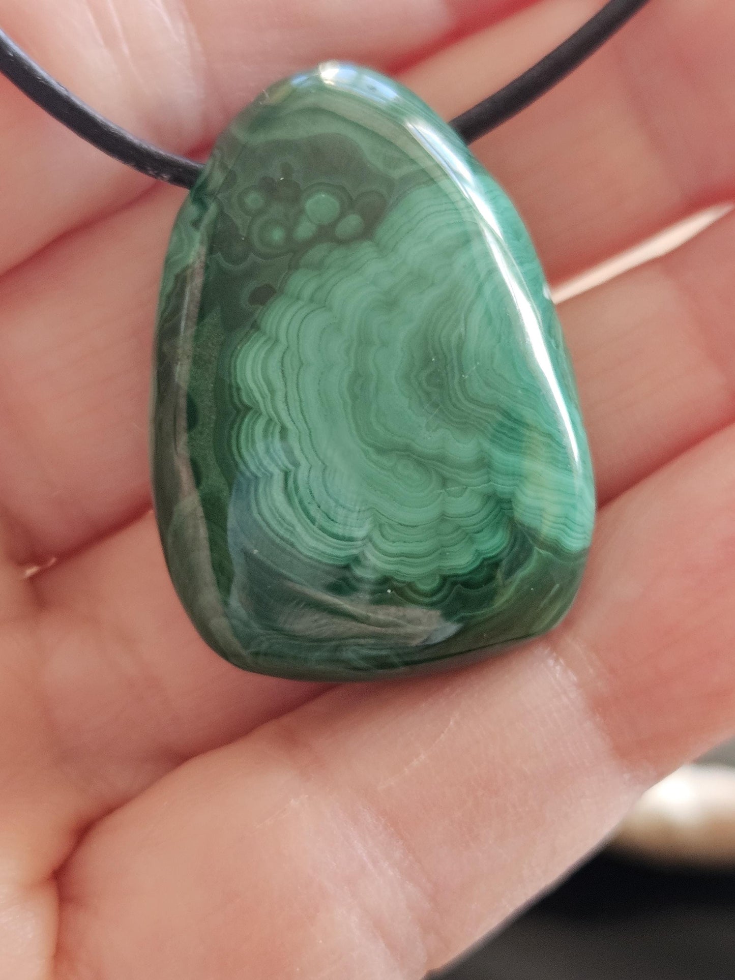 Malachit Anhänger, gebohrt, am Lederband, 34 x 24 x 11 mm, gebohrt, an verstellbarem Lederband