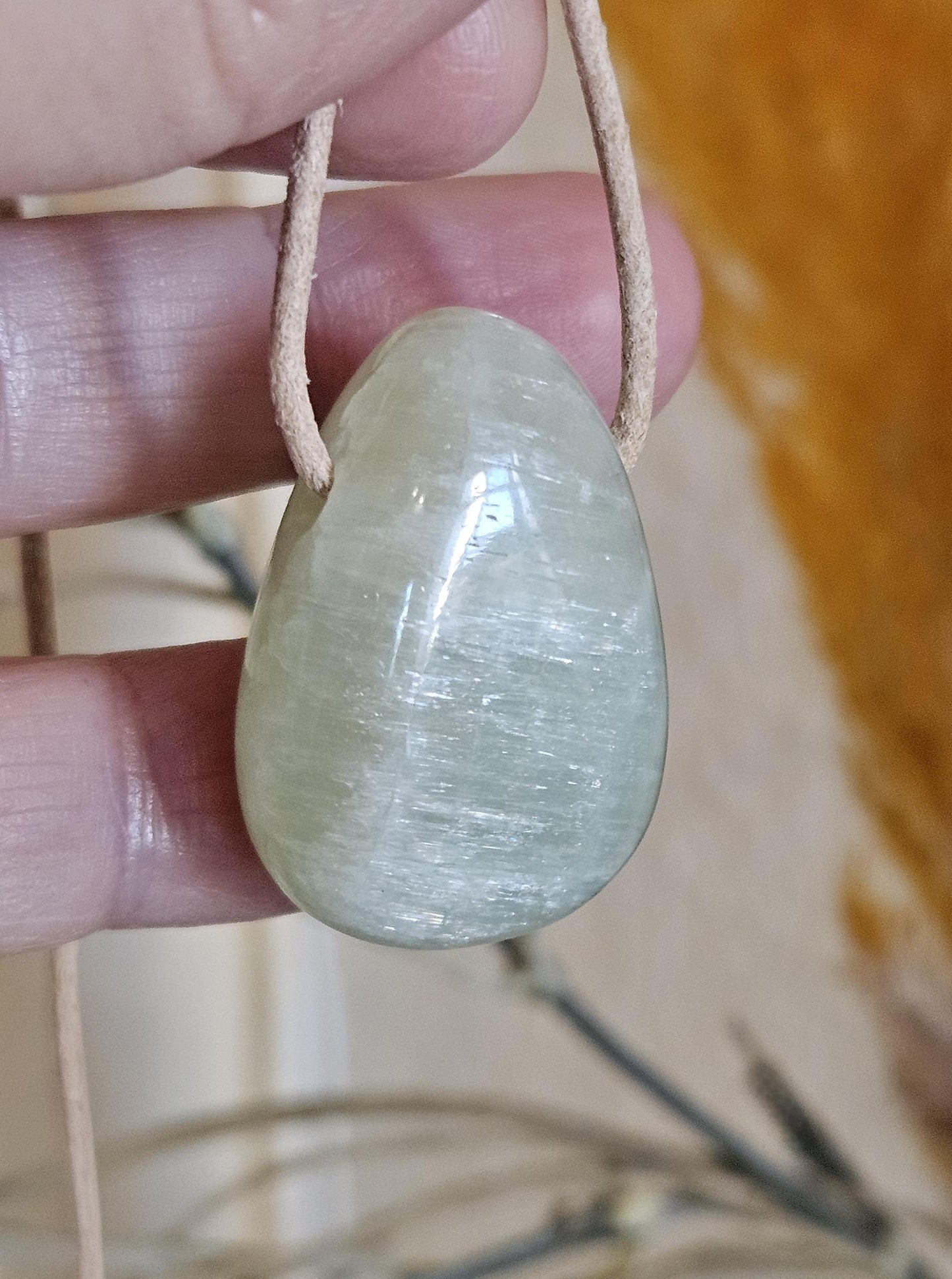 Pistazien Kristall, Pistazien Karibik Caribian Calcit, Anhänger, 32 x 20 x 12 mm, gebohrt, am Lederband