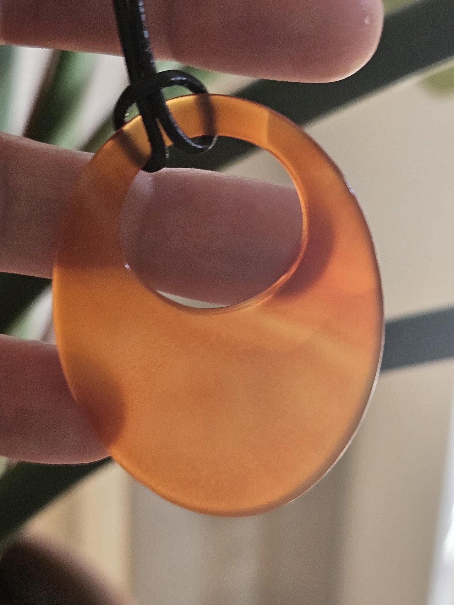 Carneol Sarder, oval Donut Anhänger, 52 x 39 x 3 mm, gebohrt, an verstellbarem Lederband