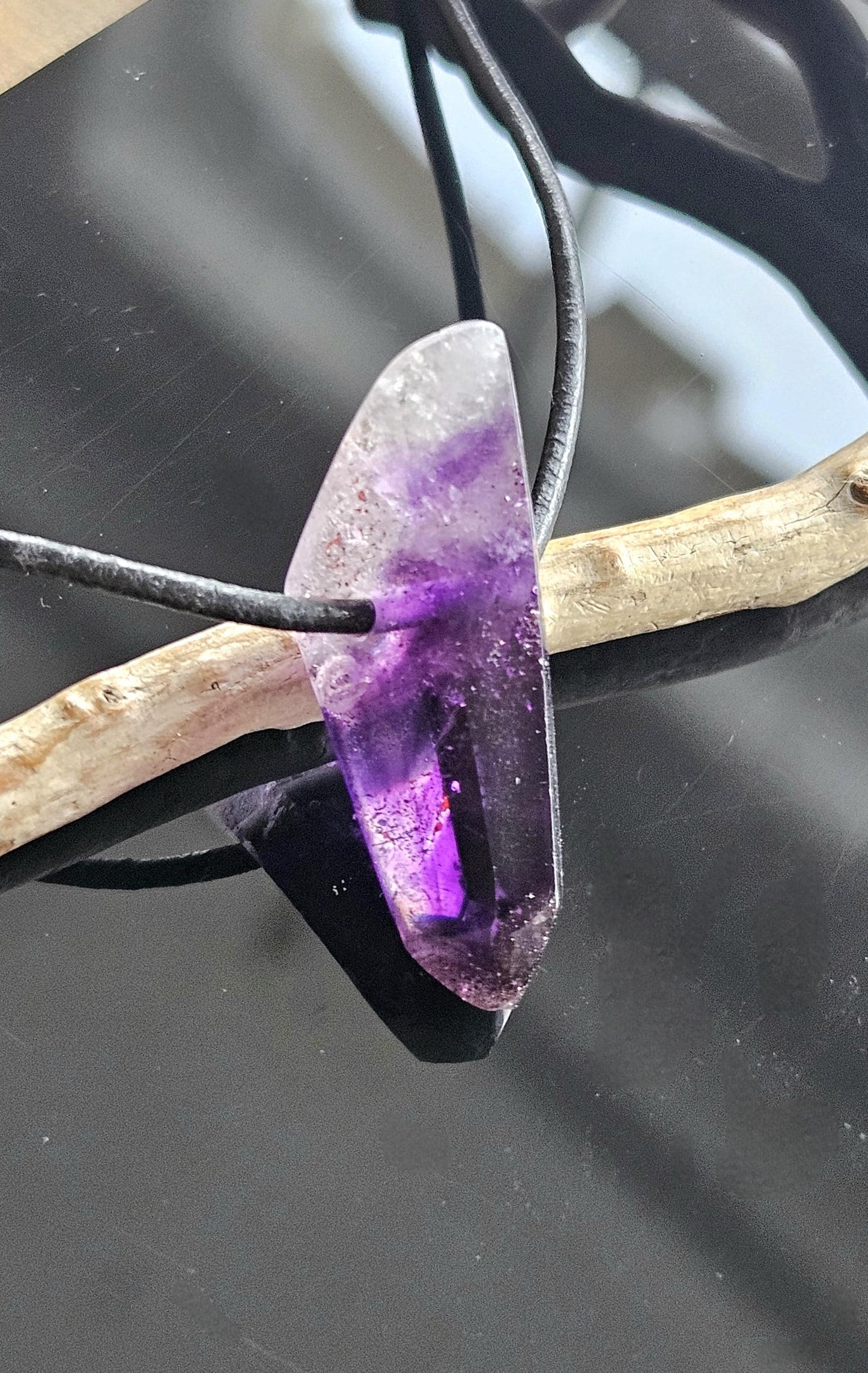 Brandberg Amethyst Kristall Spitze Anhänger Namibia, 34 x 11 x 12 mm, an verstellbarem Lederband