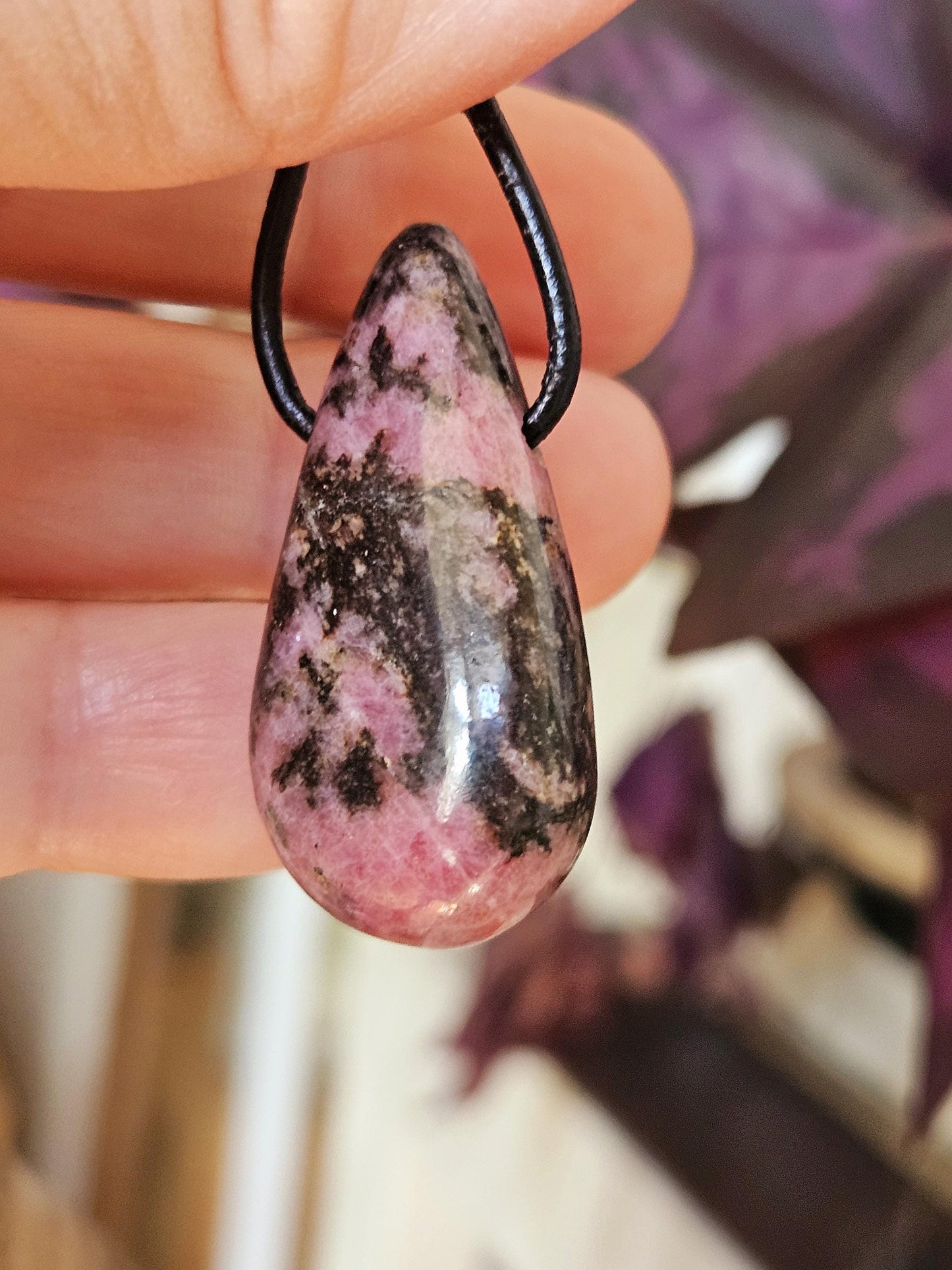 Rhodonit Anhänger, 36 x 30 x 5 mm, gebohrt, an verstellbarem Lederband