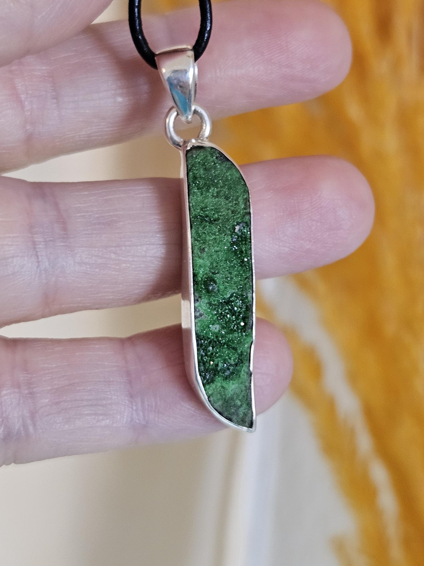 Grüner Granat, Uwarowit, Uvarovit, Anhänger, 47 x 10 x 8 mm, an 925er Silberöse, an verstellbarem Lederband