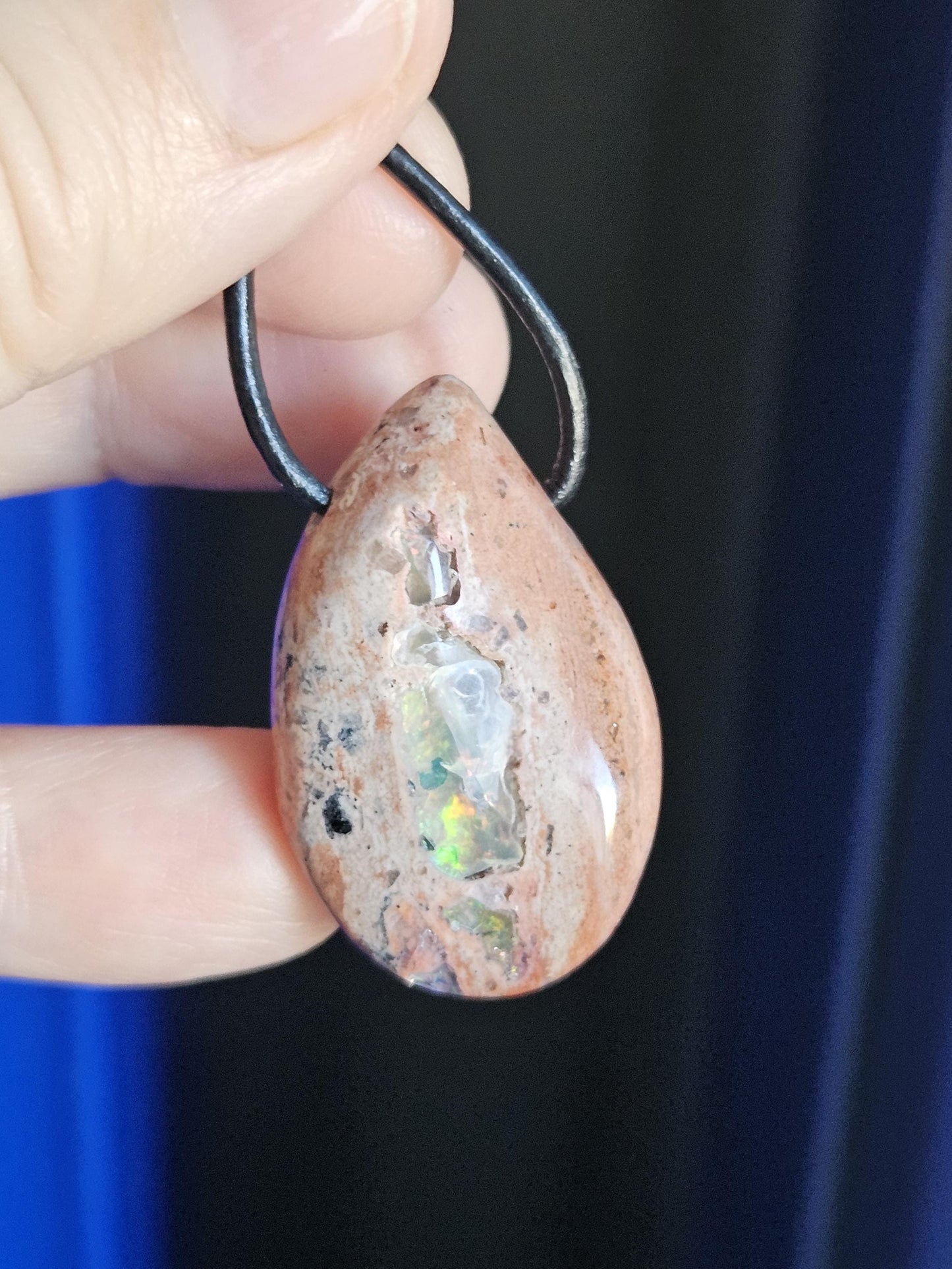 Magischer mexikanischer Feueropal Anhänger, 35 x 23 x 12 mm, gebohrt, an verstellbarem Lederband