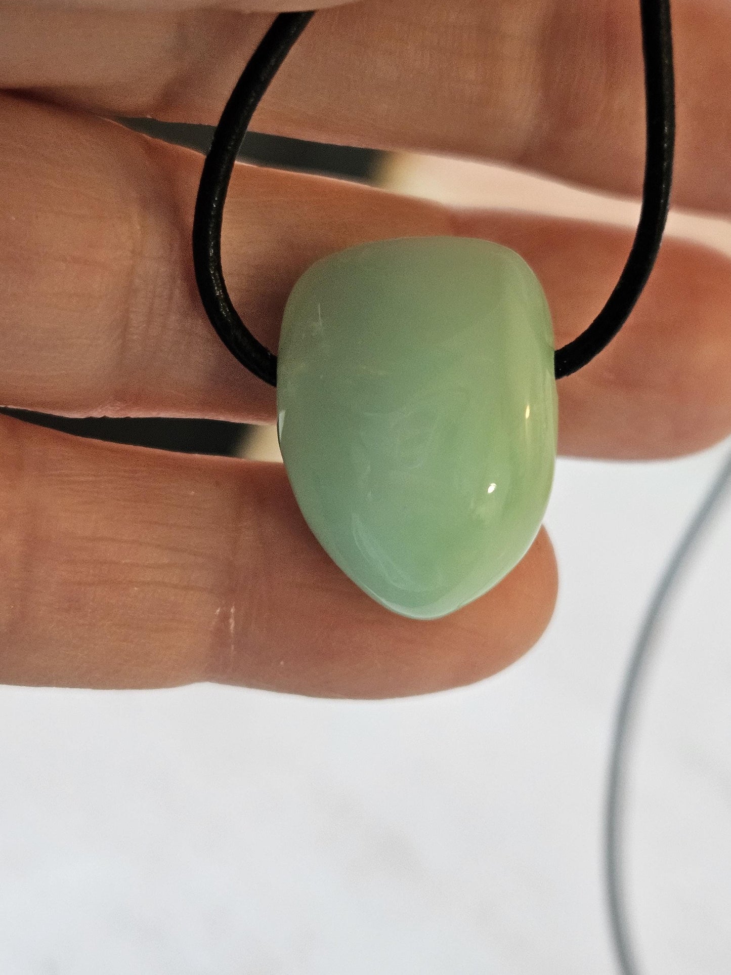 Frühlingsfrischer Chrysopras Anhänger 23 x 16 x 10 mm, gebohrt, am Lederband, von uns sauber und fein, mit Liebe geschliffen