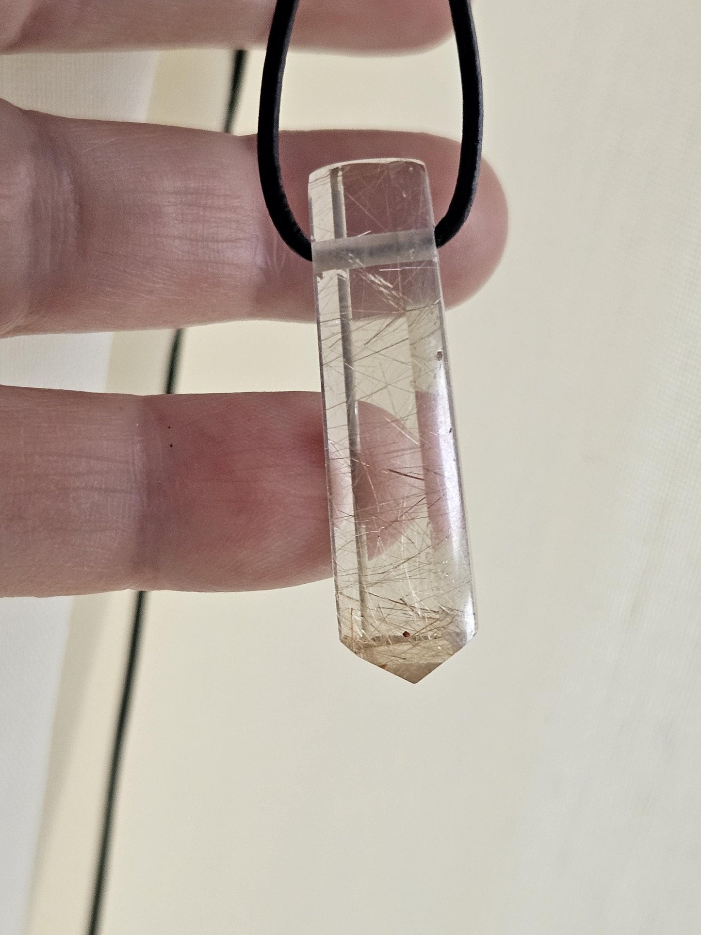 Selten und wunderschön Rauchquarz mit Goldrutil Kristall Spitze Anhänger, 33 x 10 x 9 mm, gebohrt, an verstellbarem Lederband