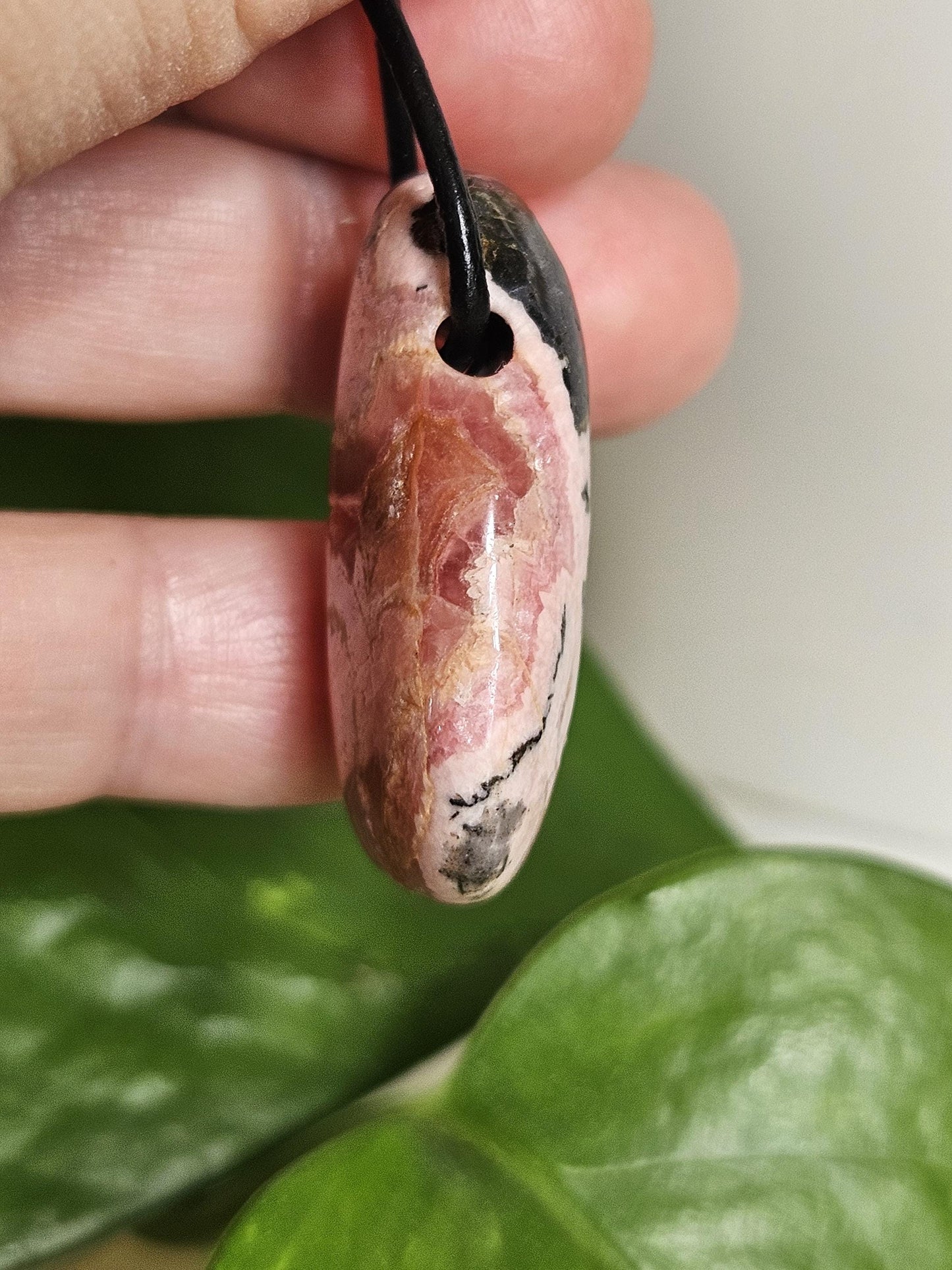 Hübscher Rhodochrosit Anhänger, 35 x 22 x 11 mm, gebohrt, an verstellbarem Lederband, Rhodochrosite