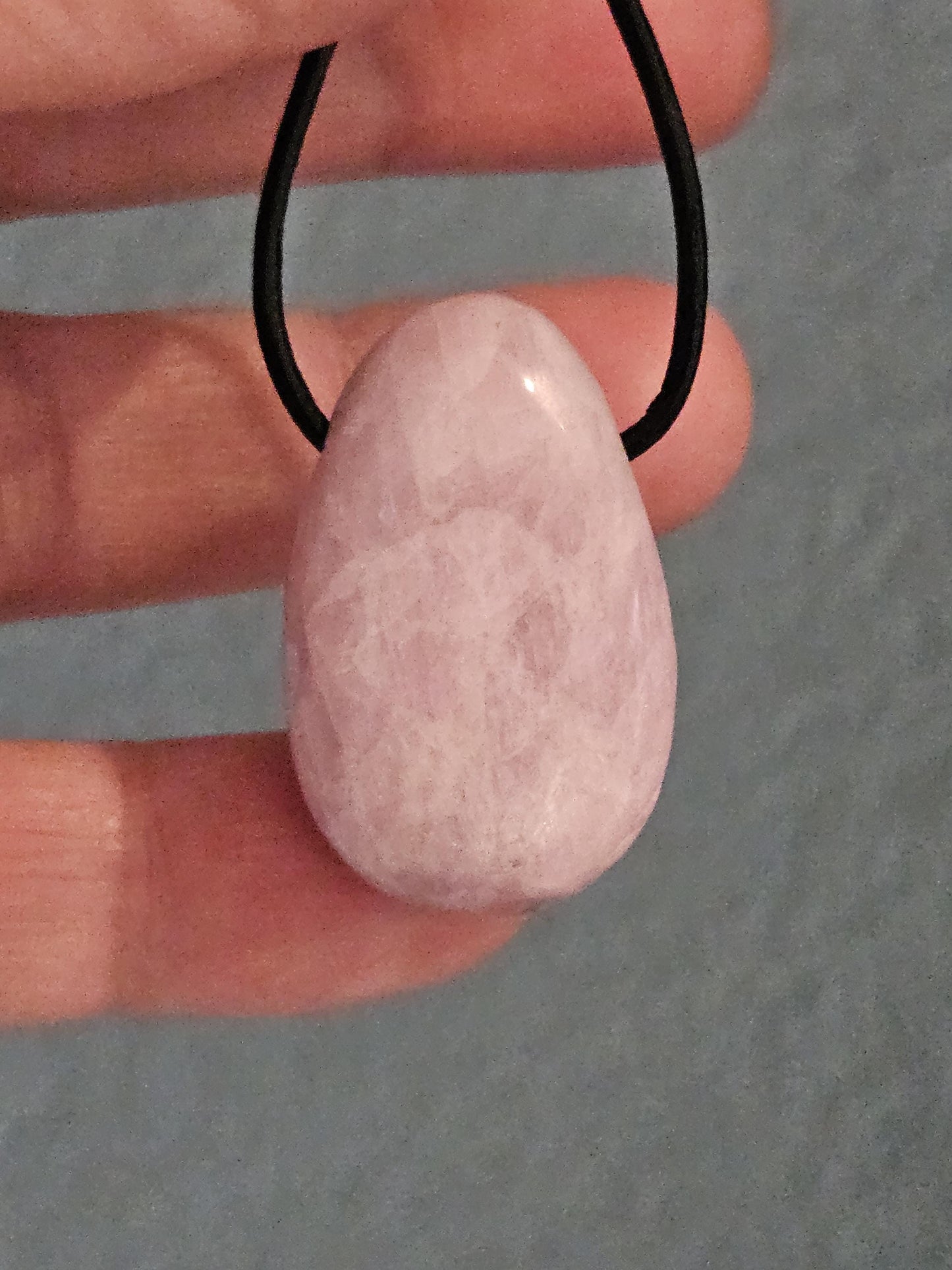 Kunzit Kristall Anhänger, 31 x 20 x 10 mm, gebohrt, an verstellbarem Lederband