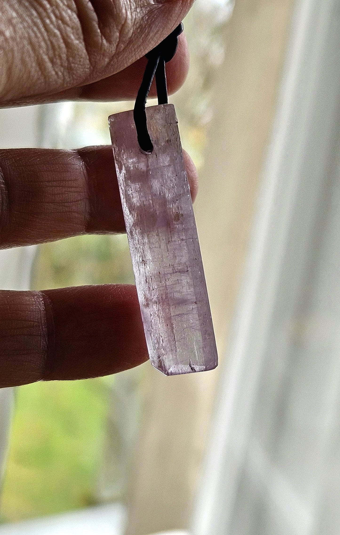 Kunzit Rohstein Rohkristall Kristall Stäbchen, Anhänger, 42 x 12 x 5 mm, gebohrt, an verstellbarem Lederband